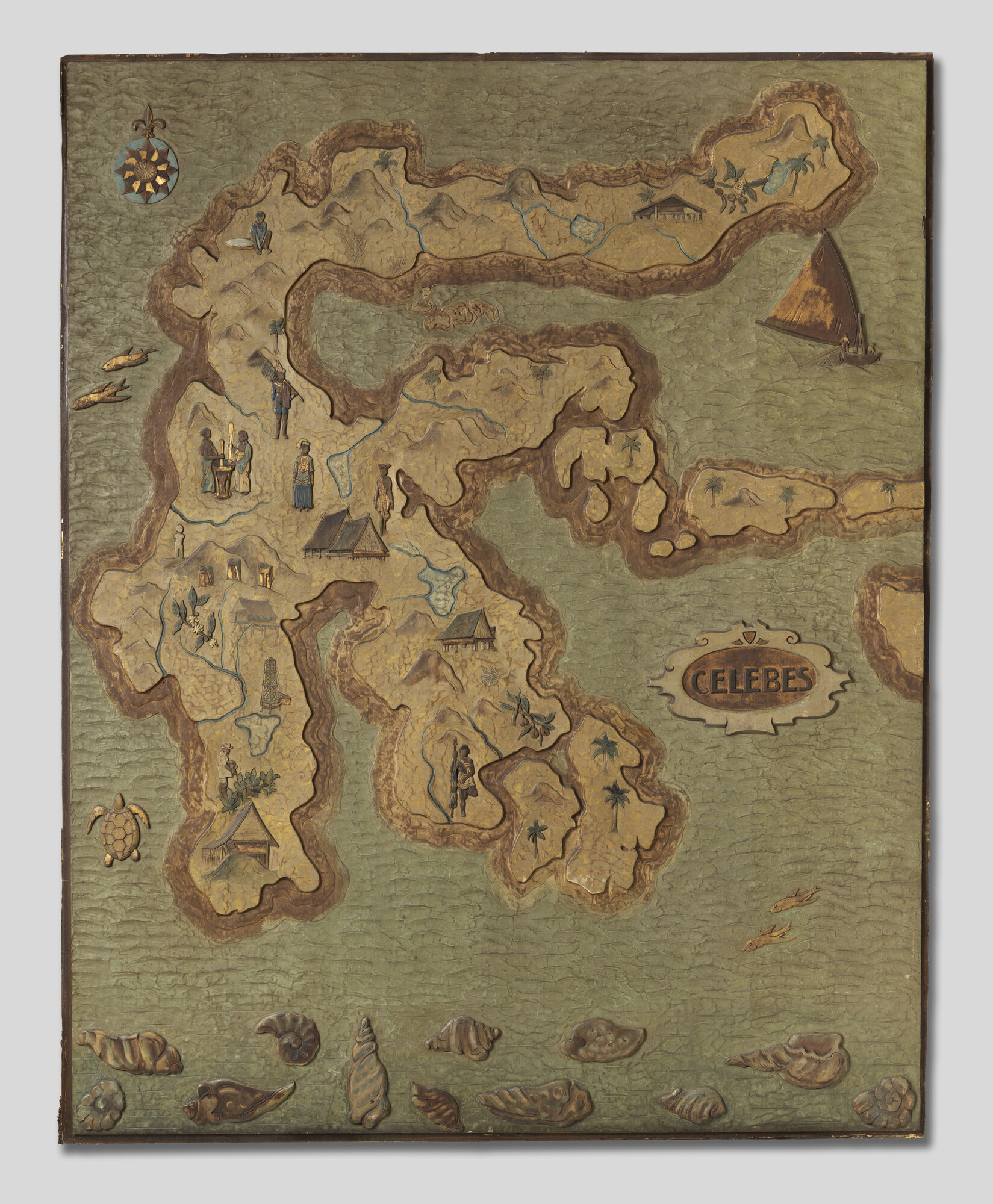 2006.0074; Paneel van gepolychromeerd hout met een afbeelding van het eiland Celebes, afkomstig van de Oranje; houtsnijwerk