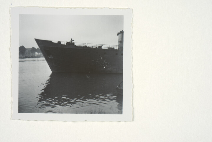 S.5219(12)0588; Foto's van de tewaterlating van het loodsvaartuig 'Deneb'; fotoreportage
