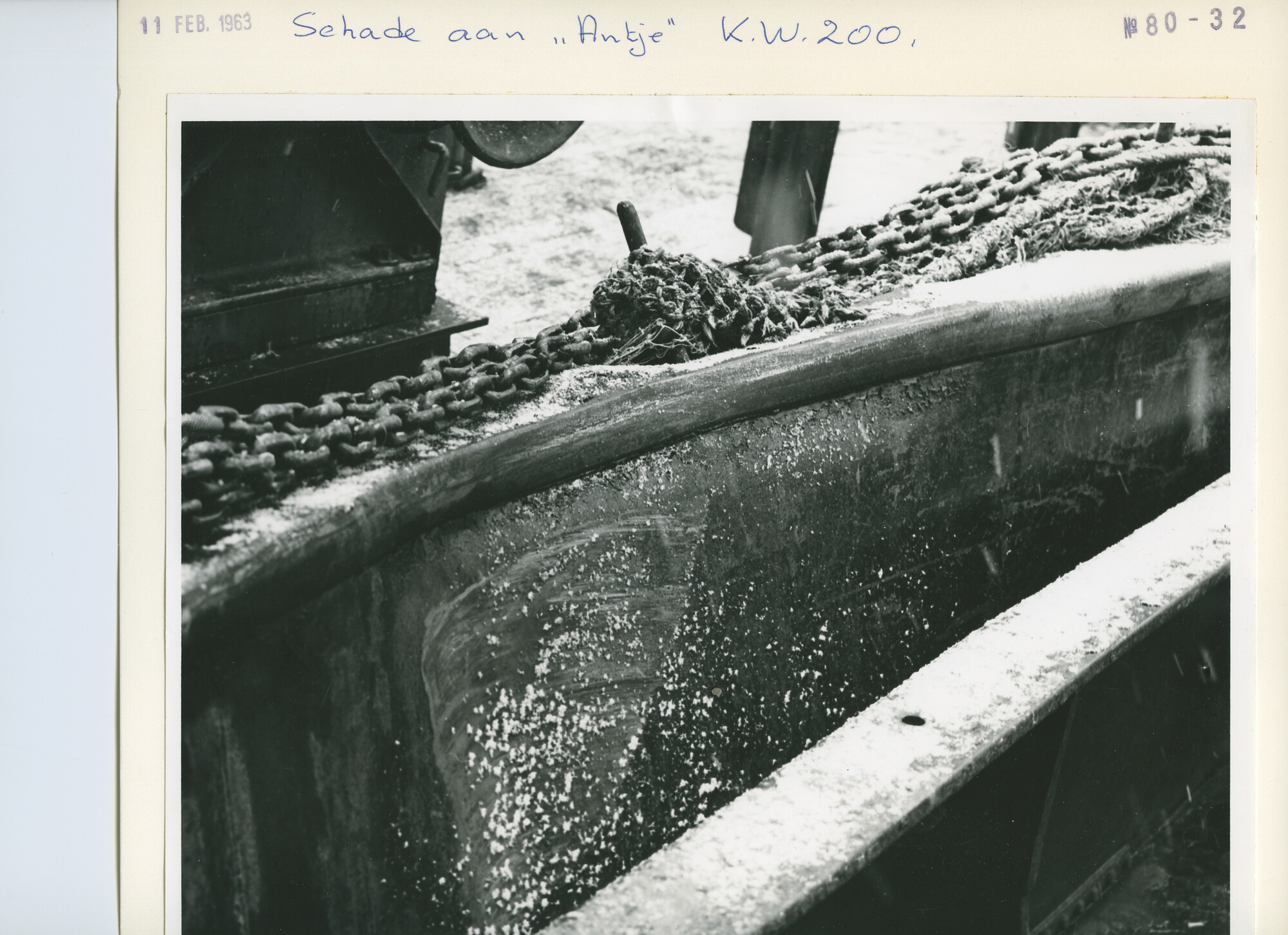 S.5444(4021)02; Foto van de aanvaringsschade bij het visserschip Antje (KW 200); foto