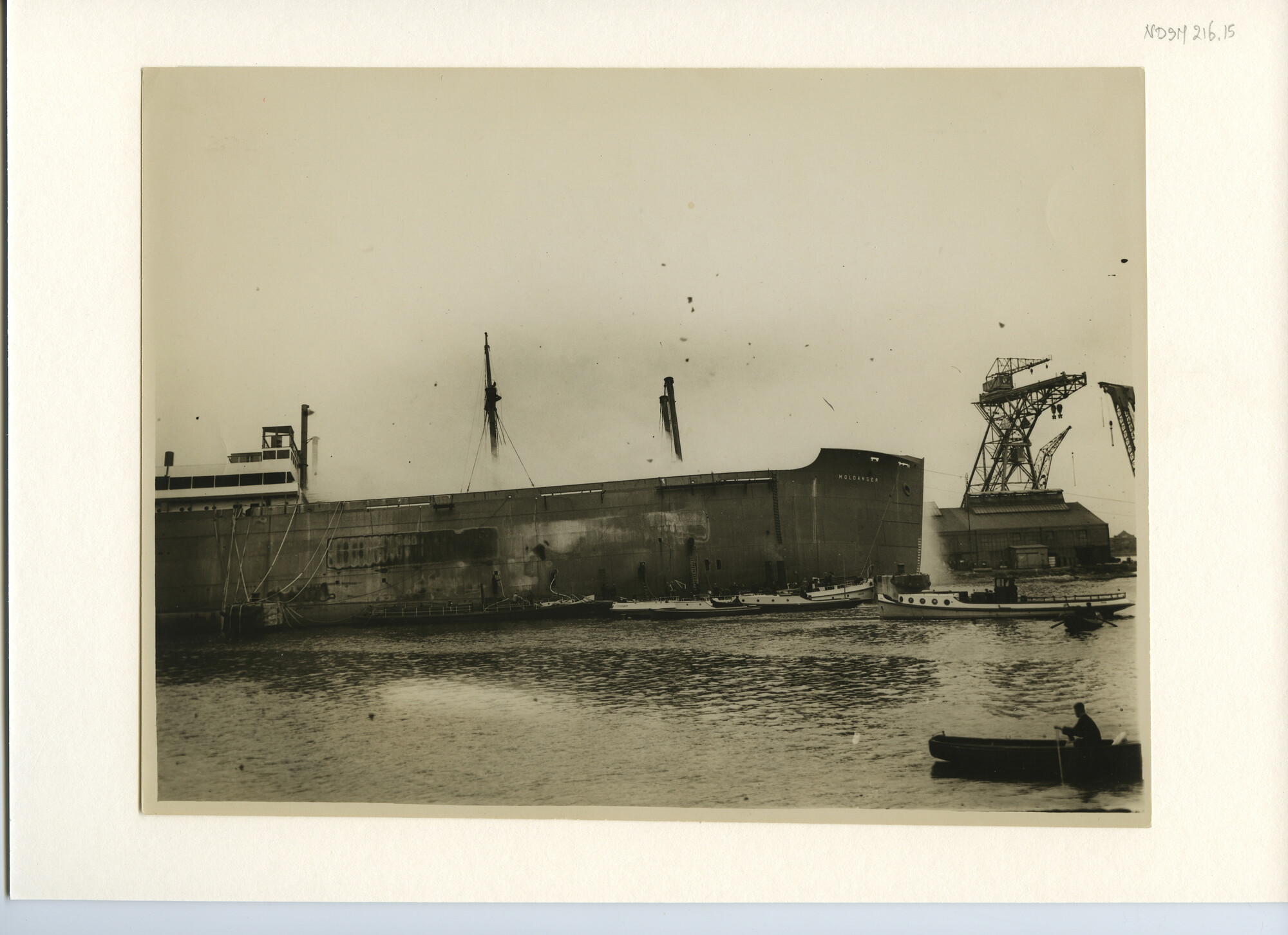 S.5444(0950)5; Foto van een brand a/b/ het Noorse vrachtschip ms. Moldanger tijdens de afbouw; foto
