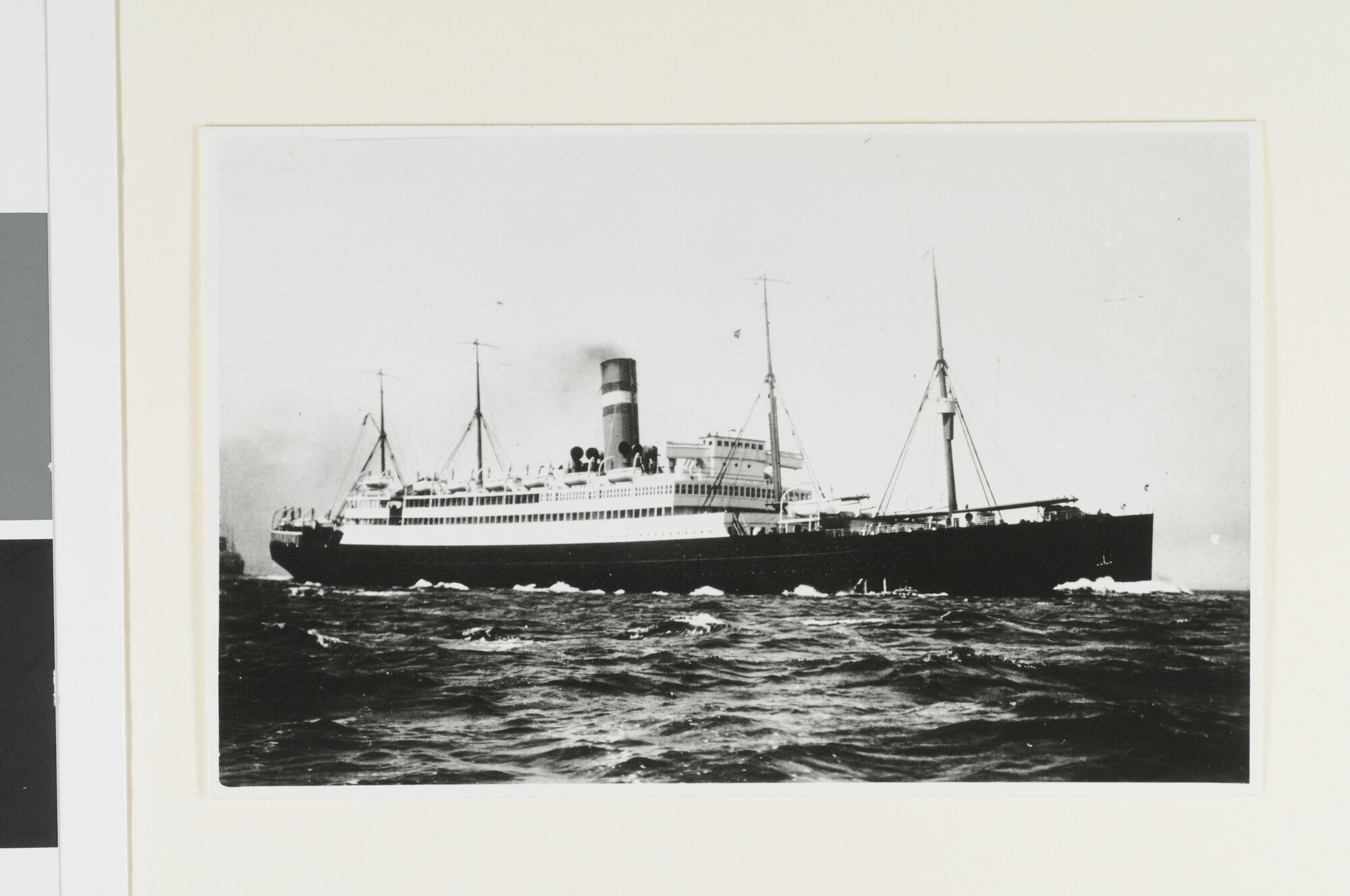 A.4743(21); Het passagiersschip ss. 'Nieuw Amsterdam' van de Holland-Amerika Lijn op zee, gezien op stuurboord; foto