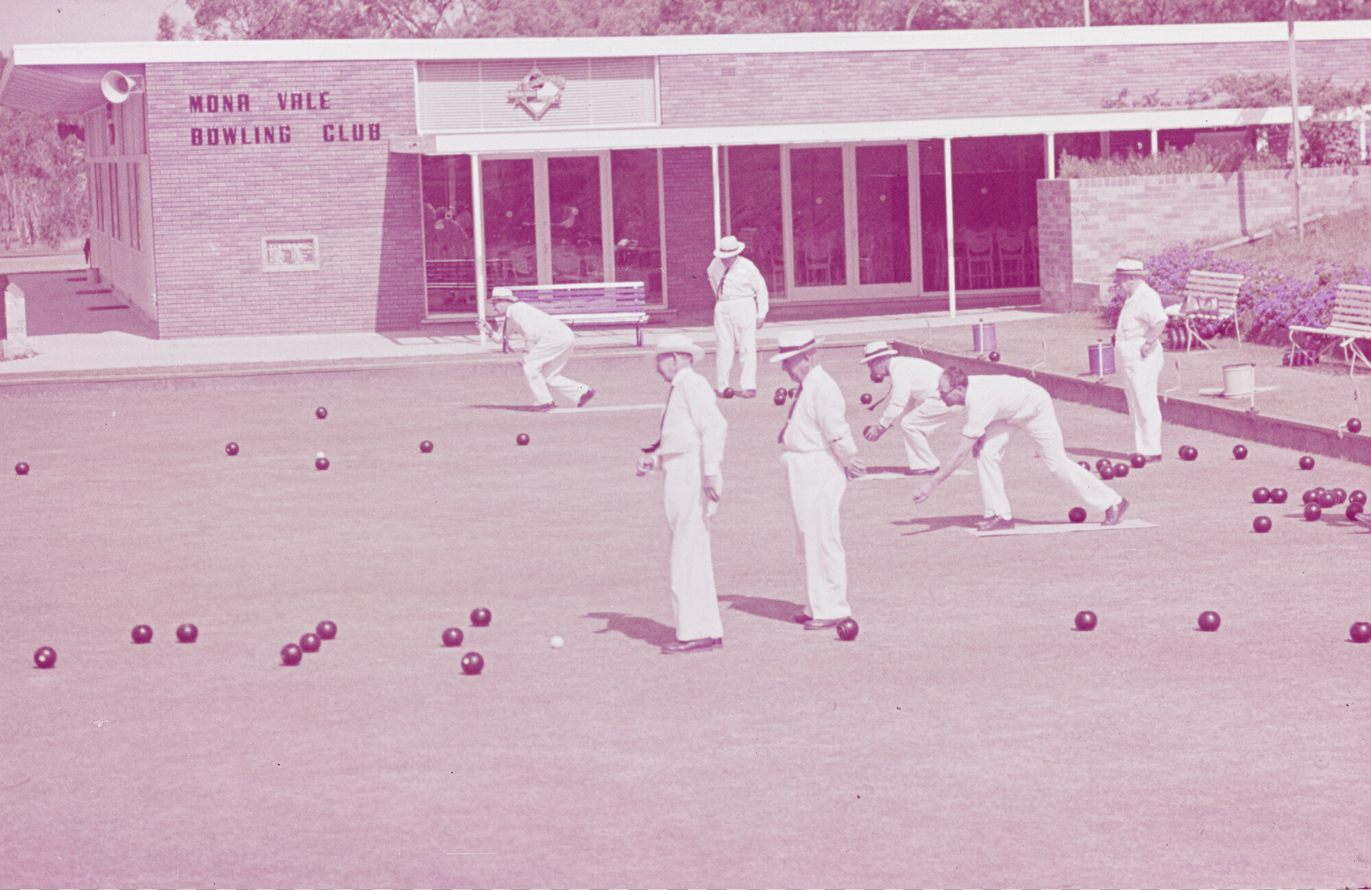 2015.1100; Dia van westerse bowling spelende mannen op het terrein van de Mona Vale Bowling Club; diapositief