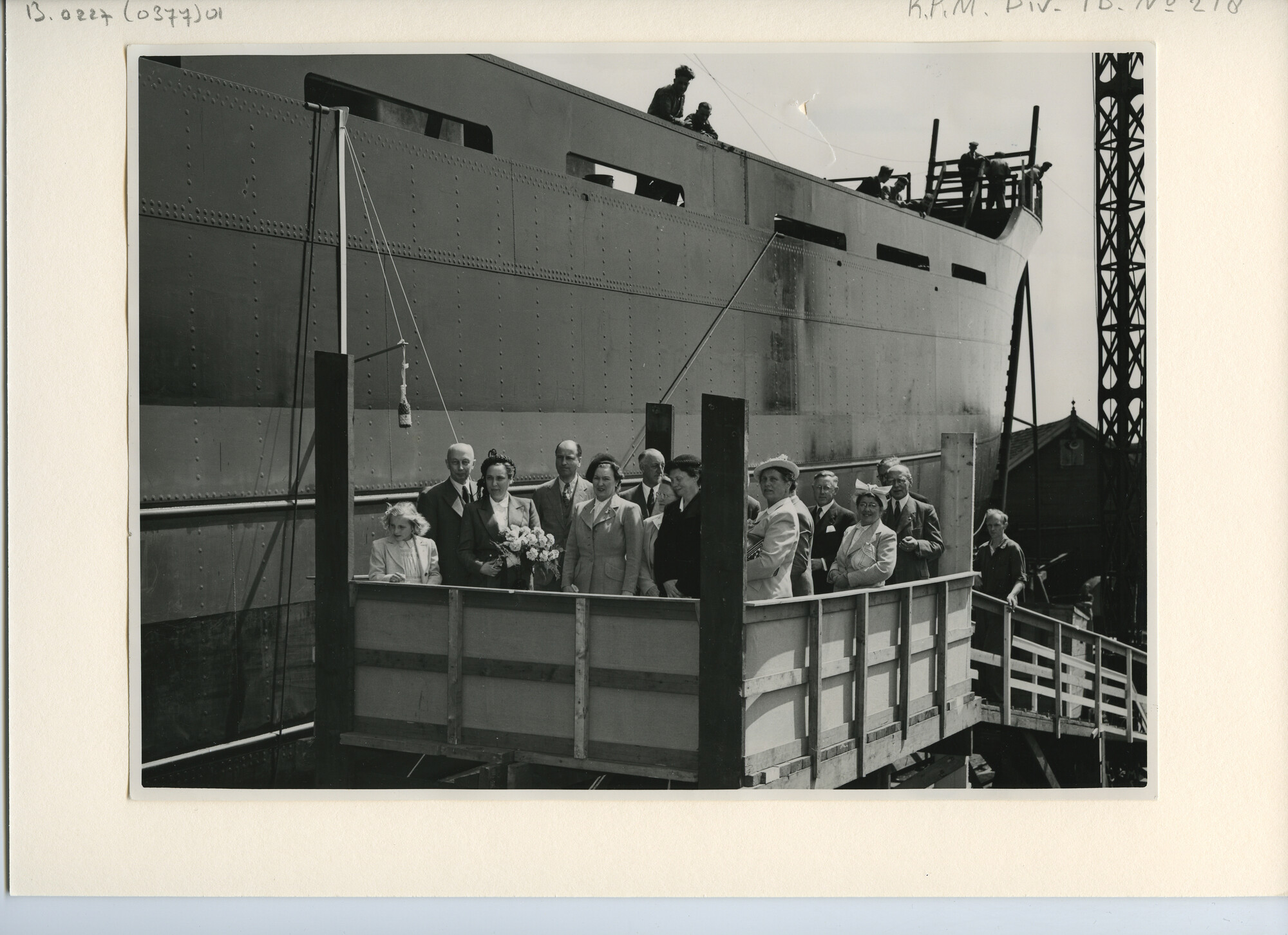 B.0227(0377)01; Foto van de doop en tewaterlating van ms. Sabang van de KPM; foto