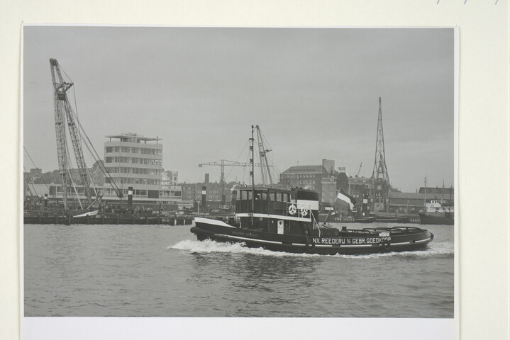 S.5219(12)0319; Foto's van de van de havensleepboot 'Willemina Goedkoop' (9); fotoreportage