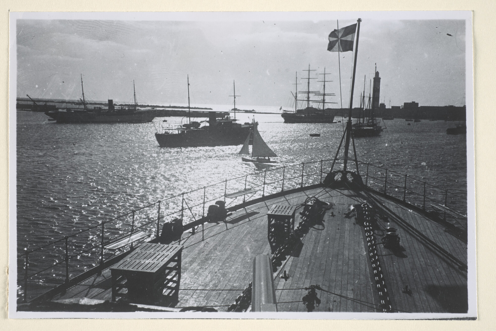 1994.7168; Het pantserschip Hr.Ms. 'Hertog Hendrik' vertrekt van het Nieuwe Diep naar Curaçao (13 juni 1929) [...]; foto