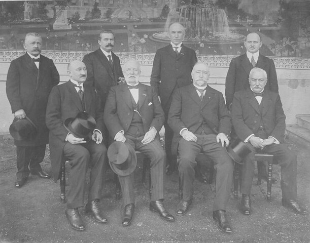 S.7143(1271)3a; Groepsportret van de Reünie-commissie Herdenking Herstel 1913; foto