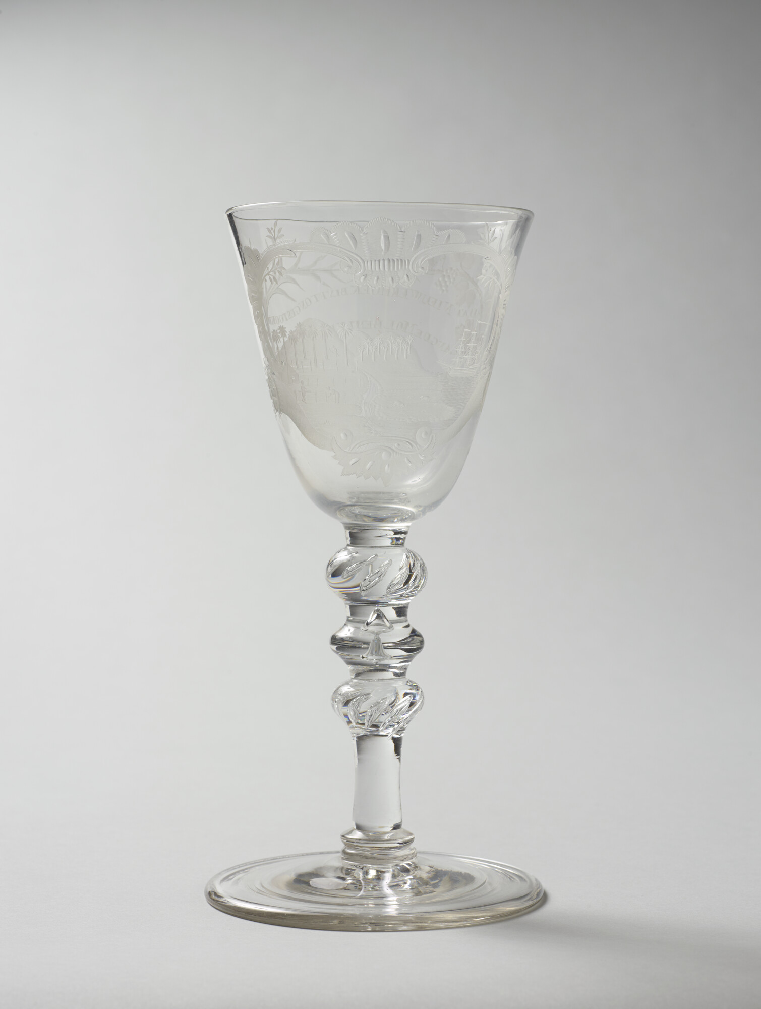 2021.0477; Gelegenheidsglas met een gegraveerde voorstelling van een plantage; gelegenheidsglas