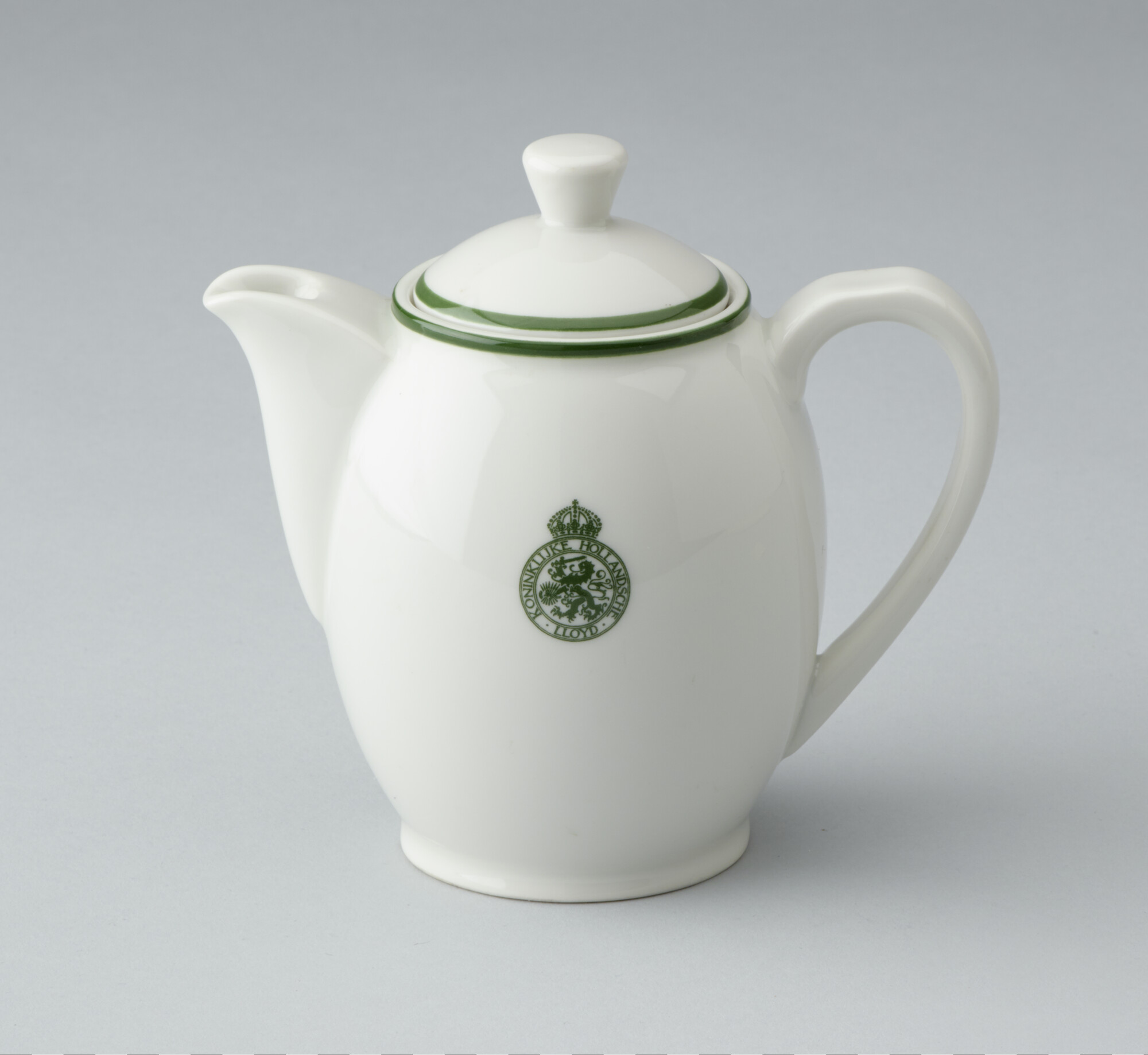 S.6483(2014); Koffiepot van porselein, klein model, met het logo van de Koninklijke Hollandsche Lloyd; koffiepot