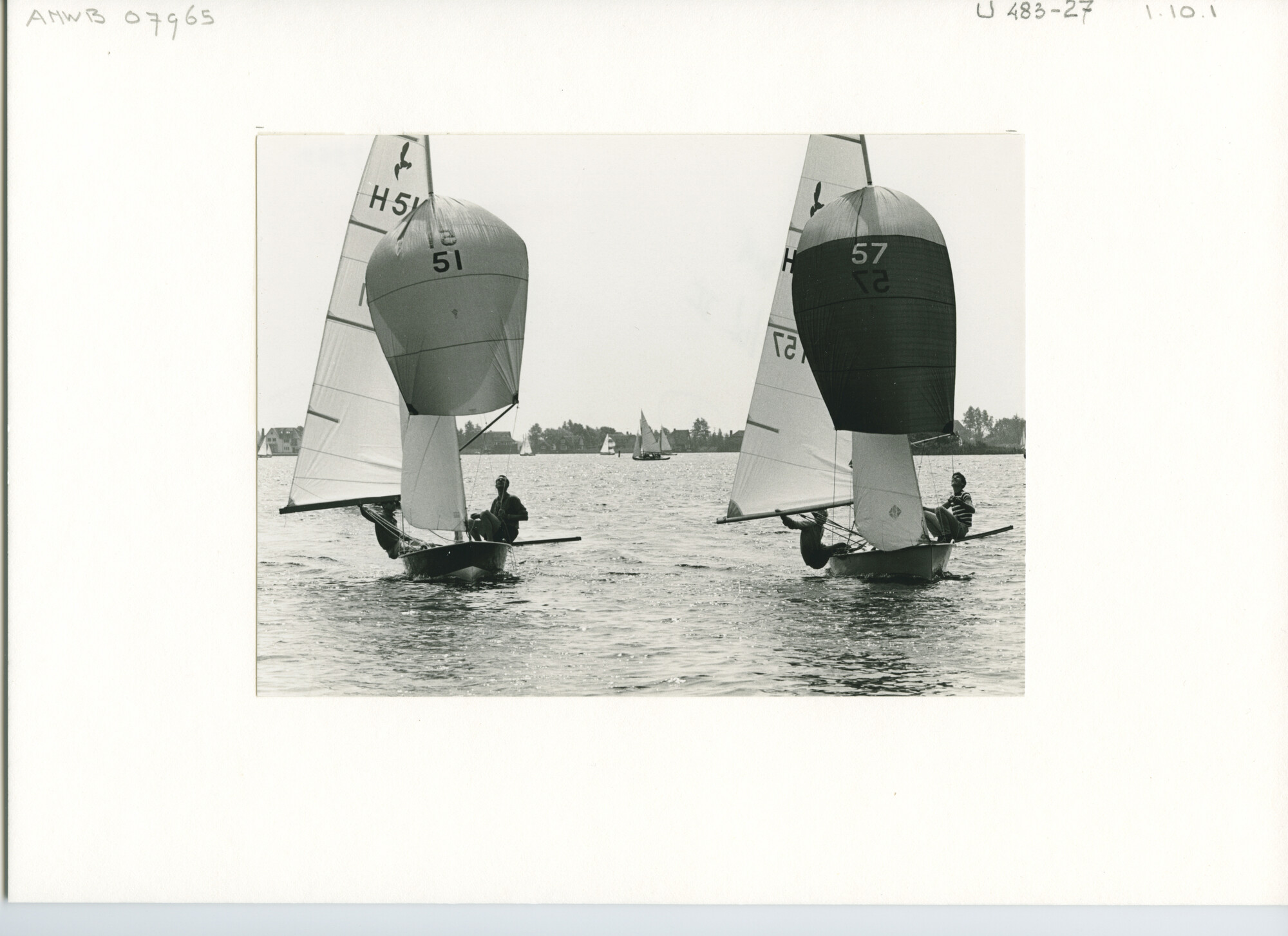 S.6507(01)0006; De Hollandweek I 1967: Hornet nummers 51 en 57 (met schuifplank!) zeilen voor [...]; foto