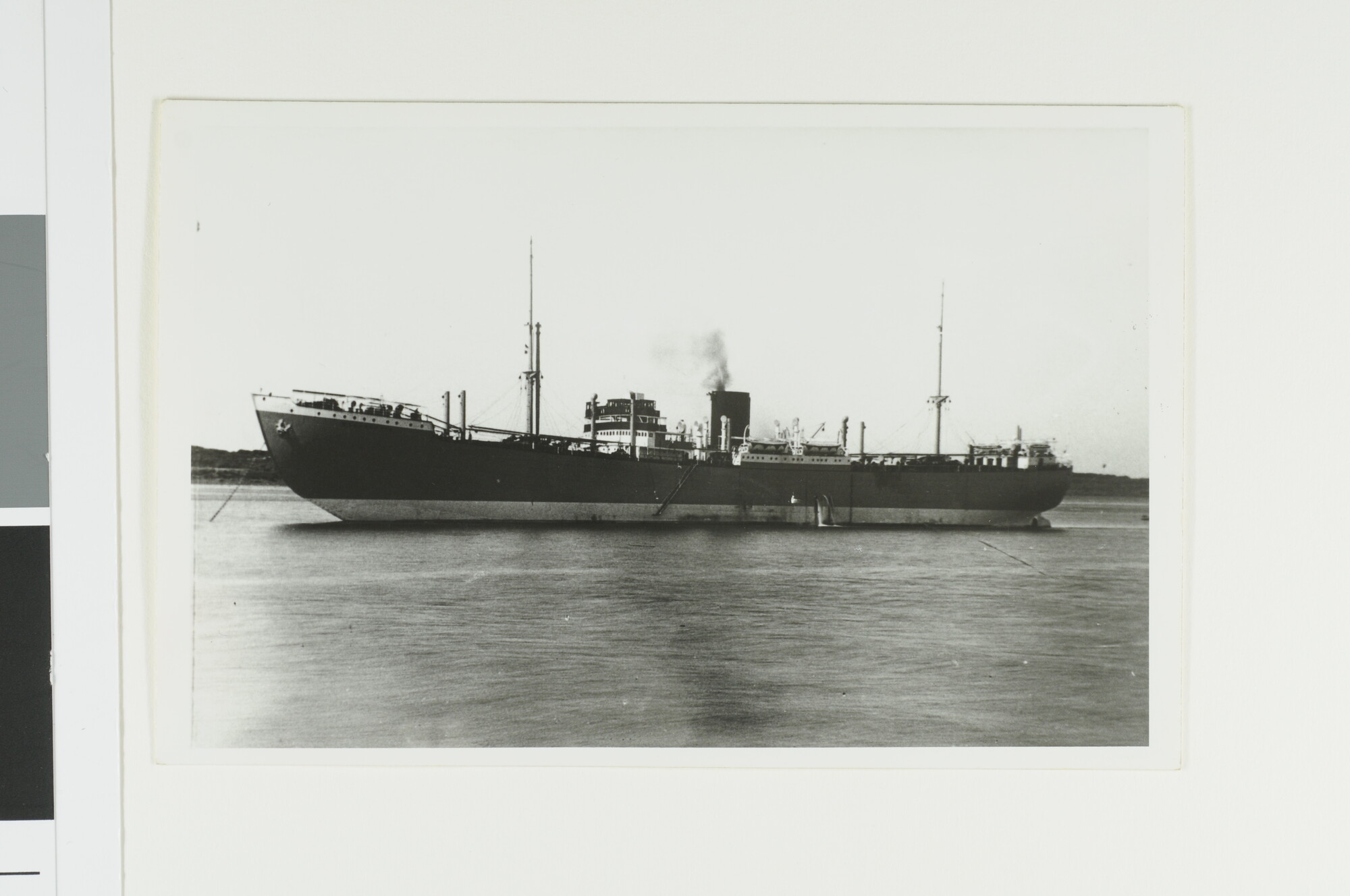 A.4252(06); Het vrachtschip ss. Modjokerto van de Rotterdamsche Lloyd voor anker; foto