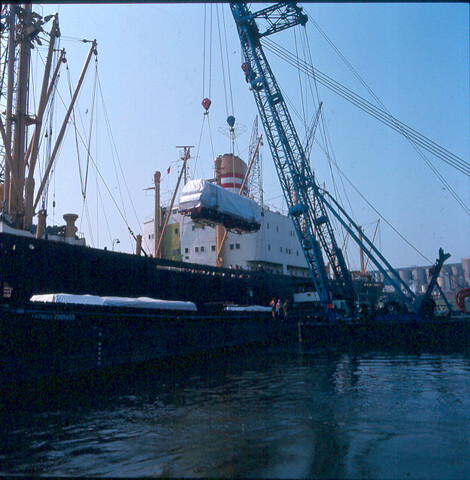 S.9100(8830); Dia van het Indonesische vrachtschip ms. 'Pratita' uit Jakarta; diapositief