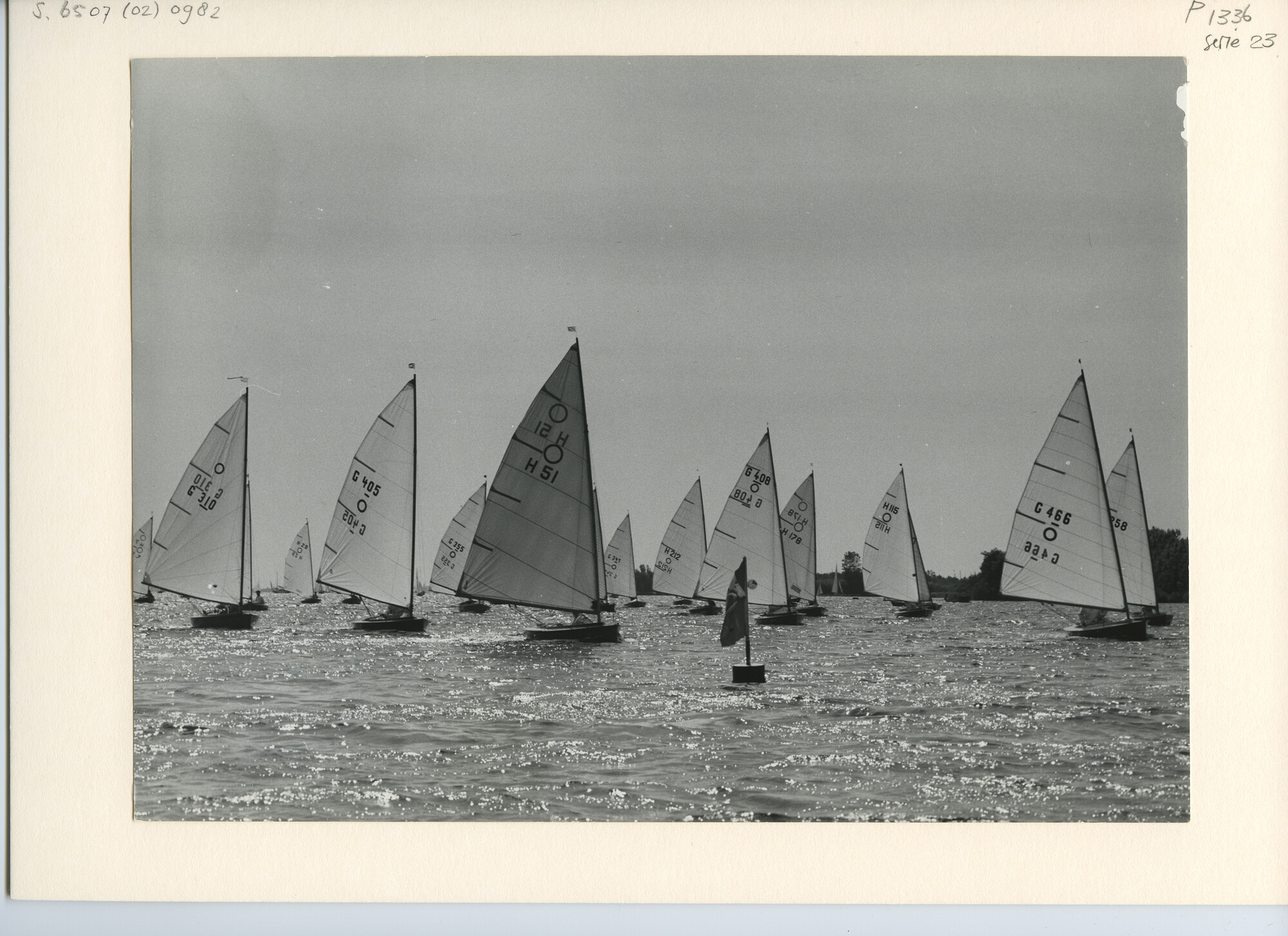 S.6507(02)0982.03; Zwart-wit foto van de O-jollen-klasse op de Westeinderplassen; foto