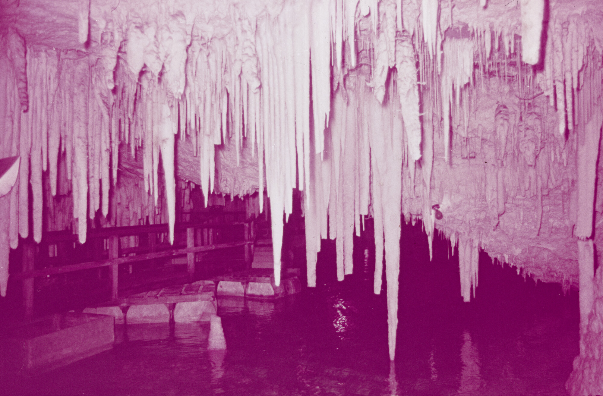 2015.0796; Dia van stalactieten in de Crystal Caves op Bermuda; diapositief