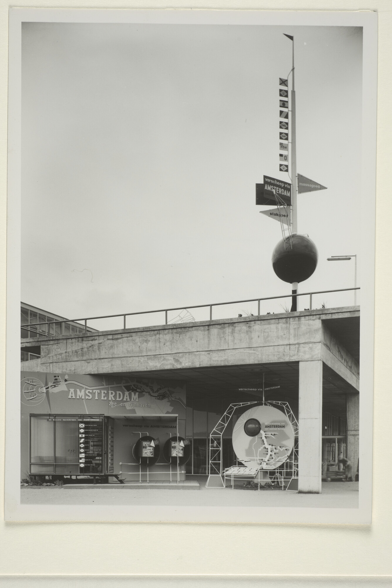 1998.1701; Foto's van de mast van Amsterdamse reders en cargadoors en een nieuwe stand van de Vereniging 'De Amsterdamsche Haven' op de Jaarbeurs te Utrecht [...]; fotoreportage