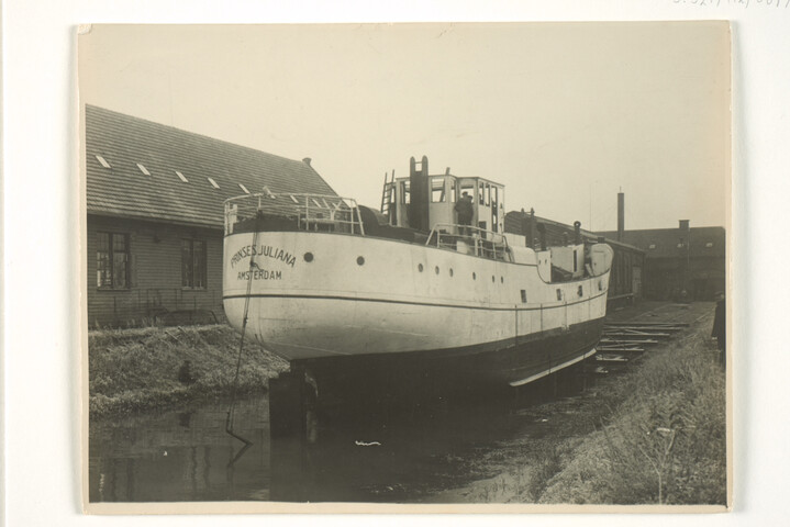 S.5219(12)0679; De "raised quarterdeck" kustvaarder Prinses Juliana van het KOFS te Amsterdam [...]; foto