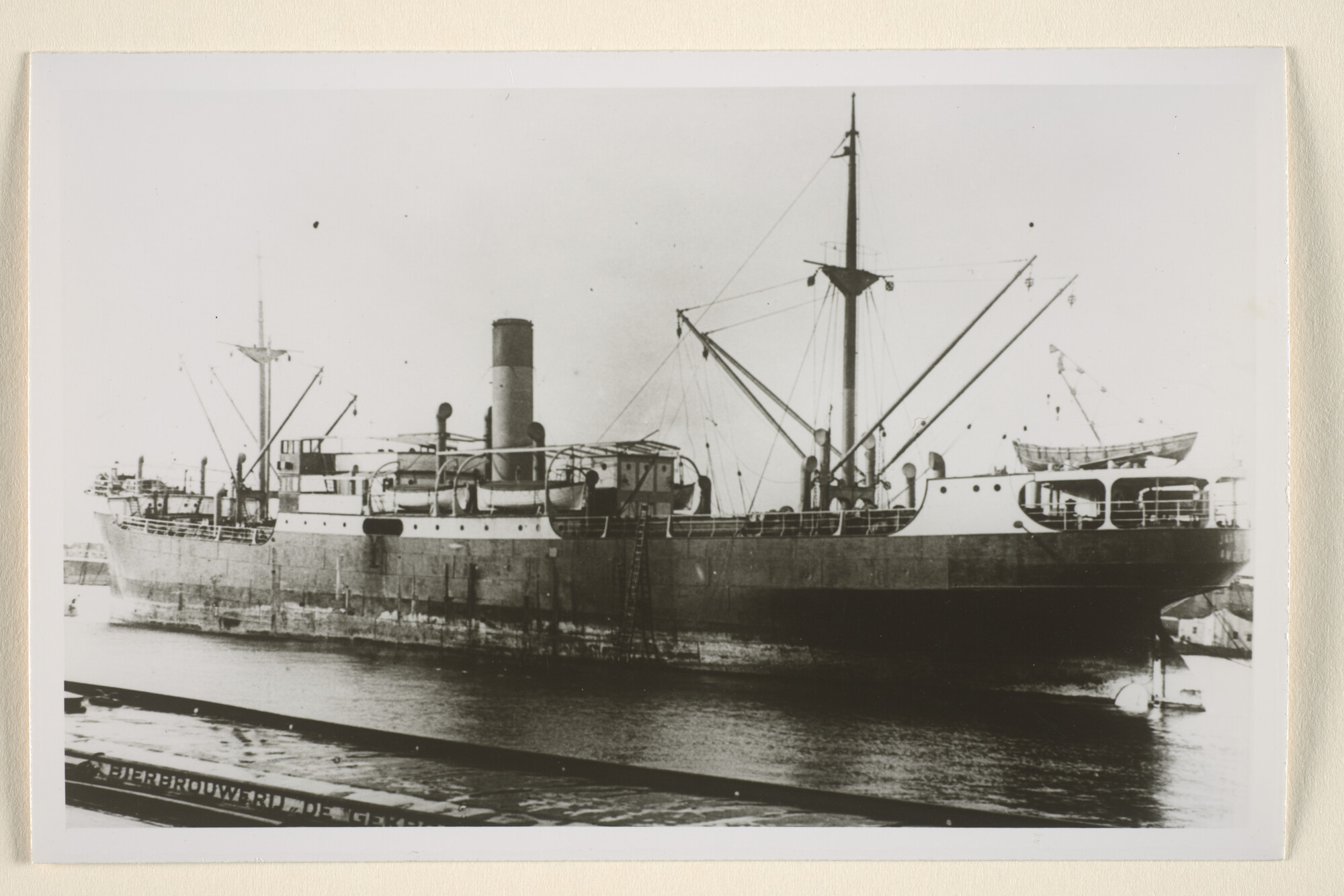 1995.6322; Het vrachtschip ss. 'Jaarstroom' van de Hollandsche Stoomboot Maatschappij; foto