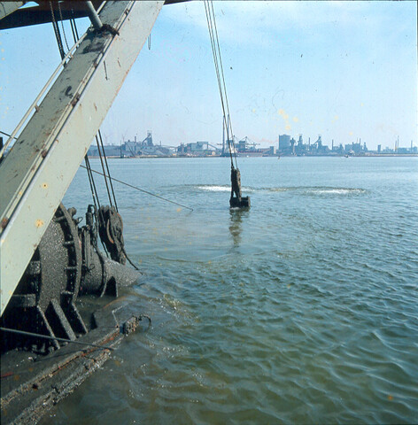 S.9100(5083); Dia van de zandzuiger 'Sloterdijk' te IJmuiden; diapositief