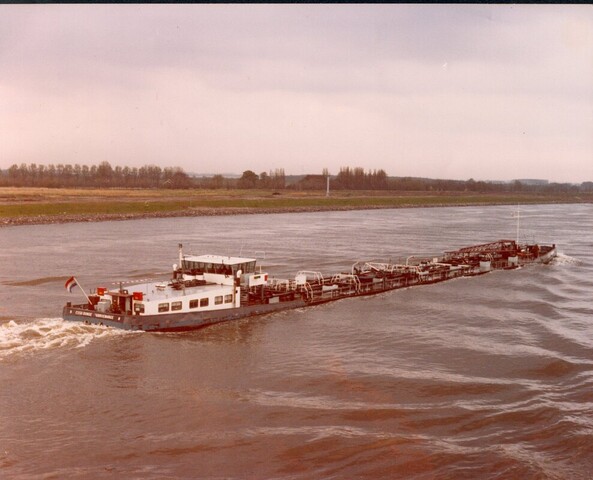 A.5649(02); Kleurenfoto van de binnenvaarttanker Esso Donge; foto
