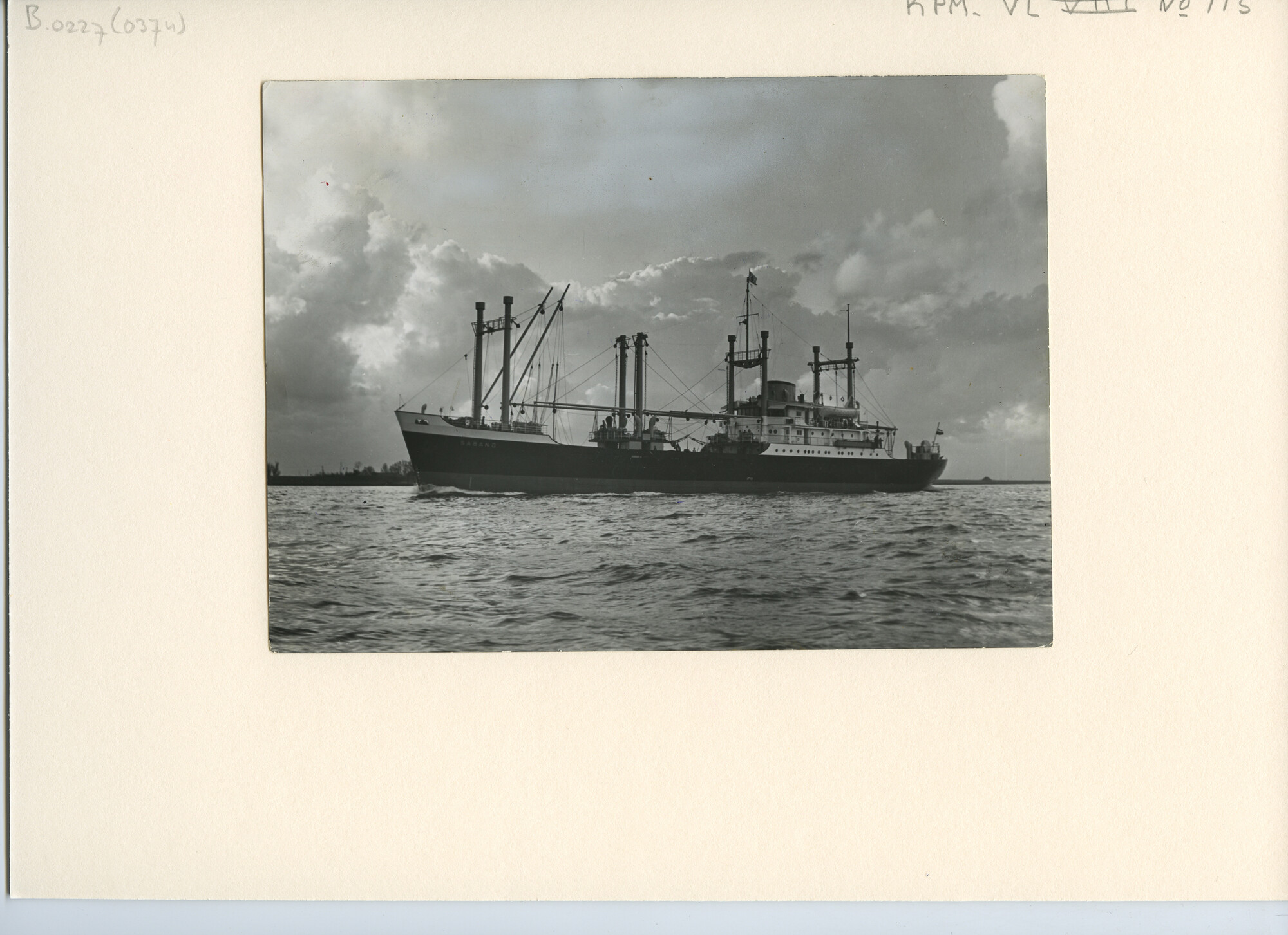 B.0227(0374); Foto van ms. Sabang vaart op de Nieuwe Waterweg tijdens de proefvaart; foto