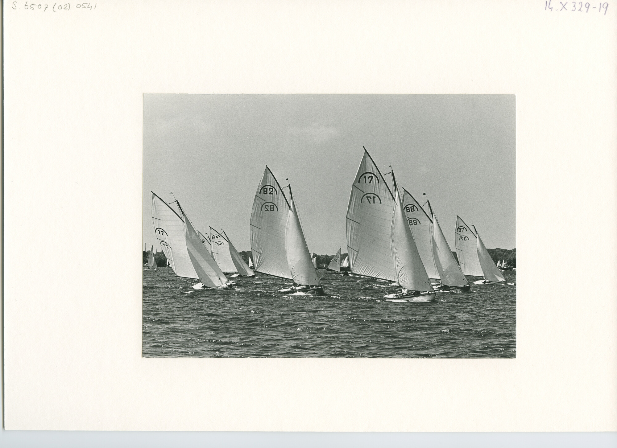 S.6507(02)0541.01; Zwart-wit foto van de Kaagweek 1969: de Regenboogklasse; foto