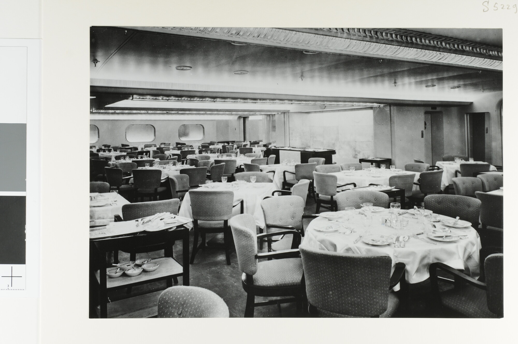 S.5229(01); Interieurfoto's genomen aan boord van ms. 'Willem Ruys' van de Koninklijke Rotterdamsche Lloyd [...]; fotoreportage