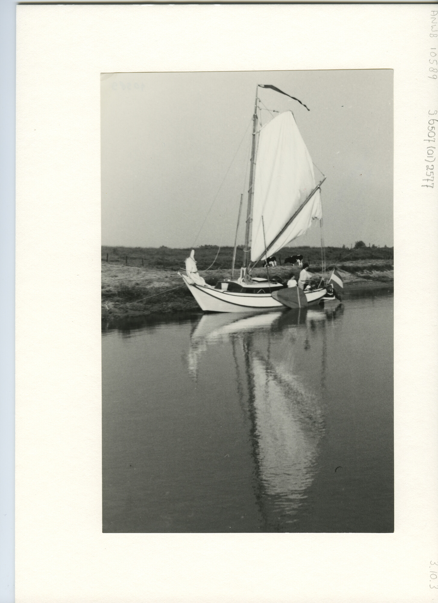 S.6507(01)2577; Zijgezicht op een witte grundel met kajuit afgemeerd nabij Geldermalsen met opgehesen giek; foto