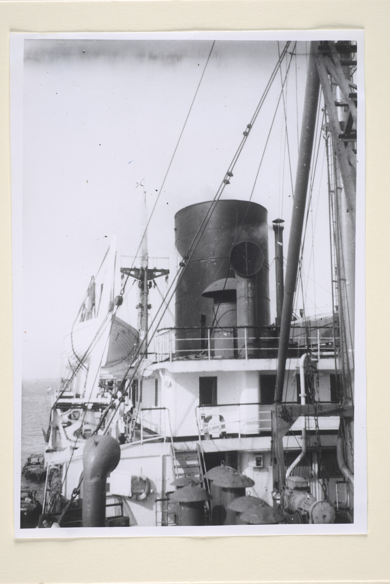 1995.5075; Reproductiefoto's van het laatste bezoek aan Singapore van het vrachtschip ms. Tabian van de SMN; fotoreportage