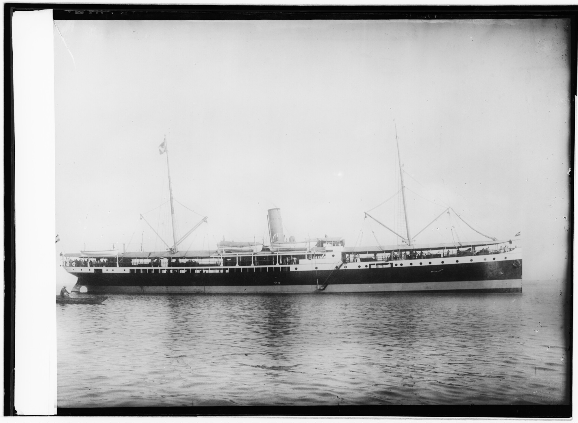 2018.1790; Glasnegatief van het vracht-en passagiersschip Van Outhoorn (Nederlands, 1896); glasnegatief