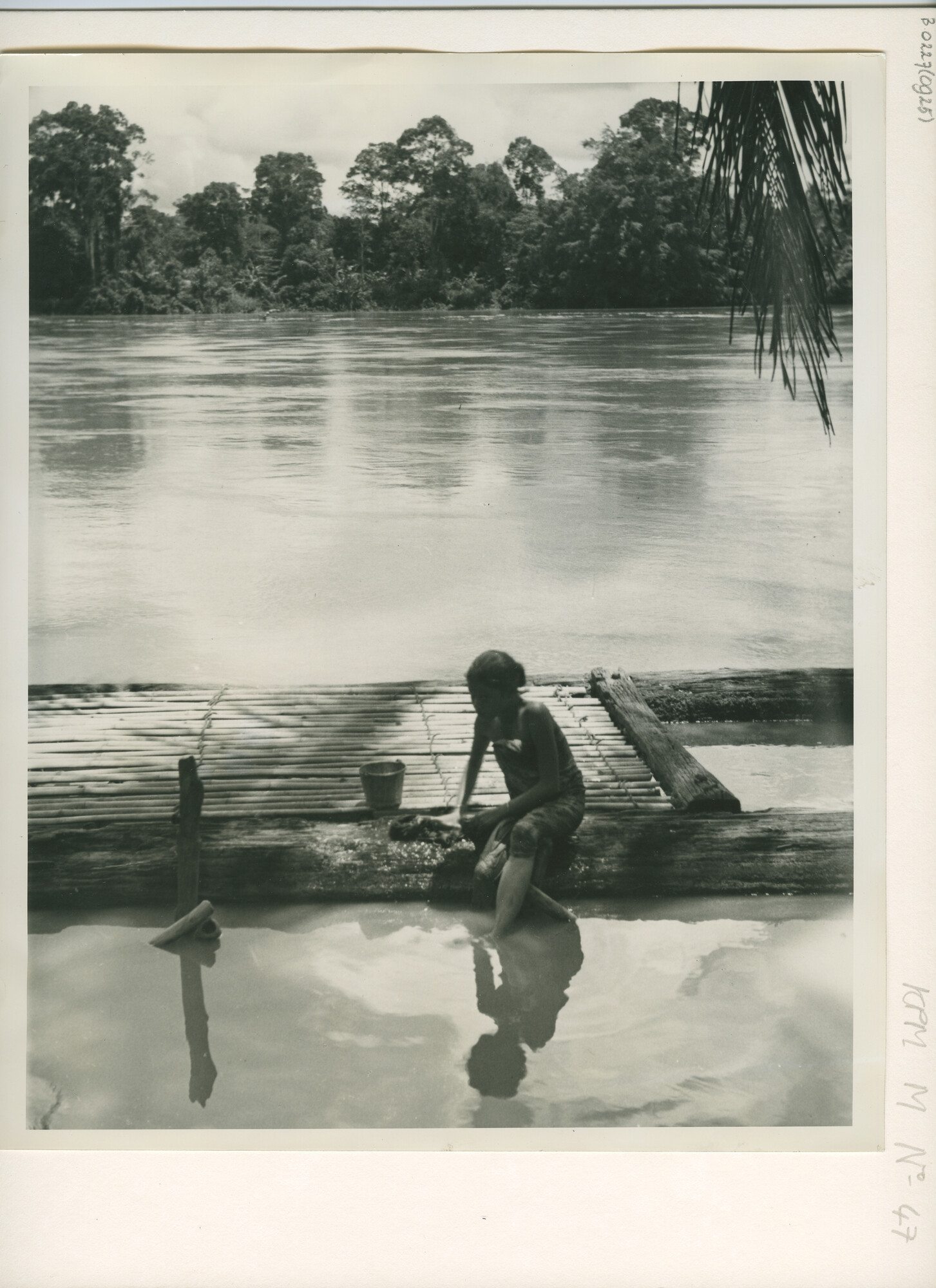B.0227(0925); Een Indische vrouw doet haar was op een vlot in een Zuid-Sumatraanse rivier; foto