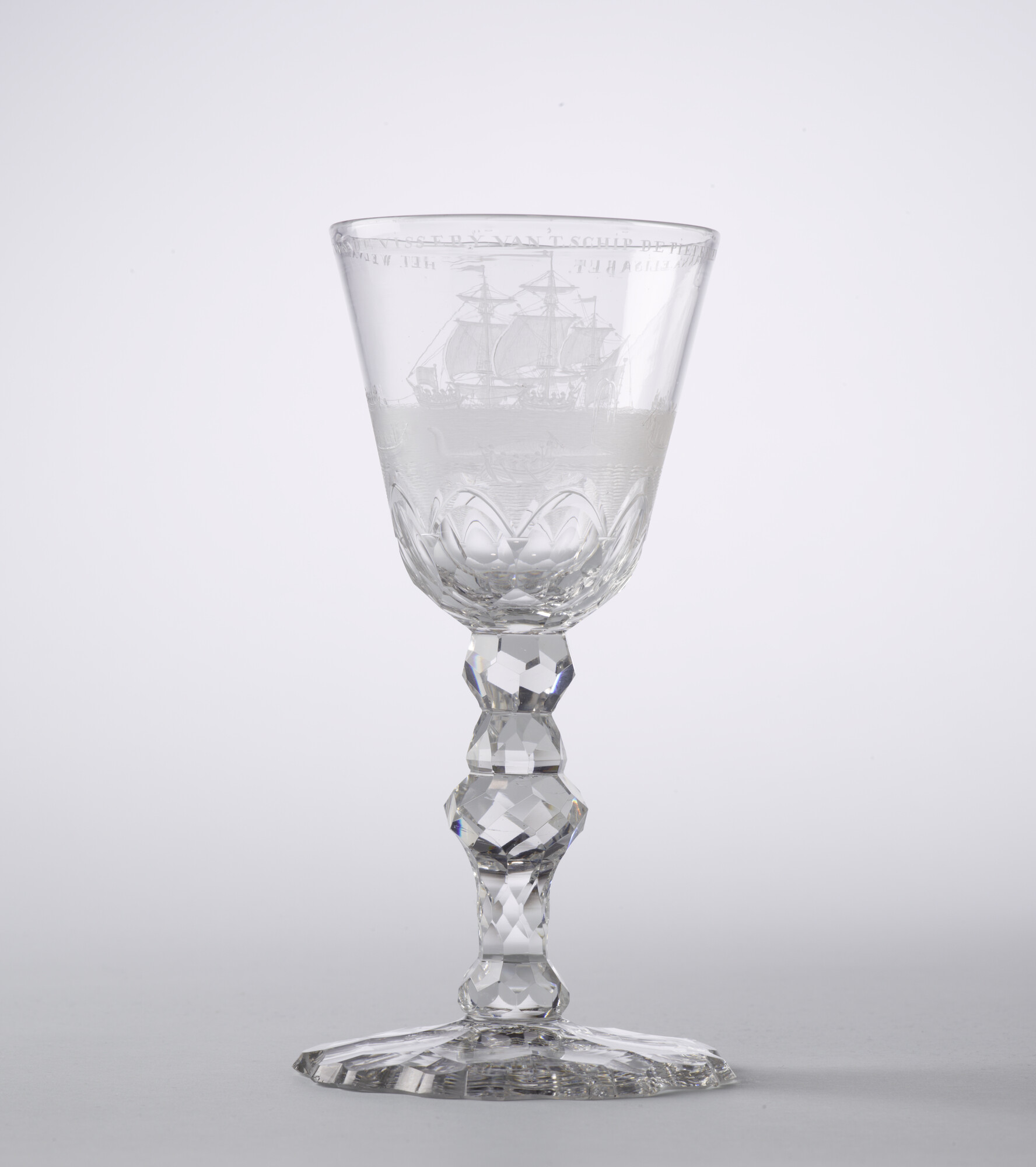 2010.2101; Bokaal met een radgravure van de walvisvaart en het opschrift "het welvaren van de visserij"; drinkglas