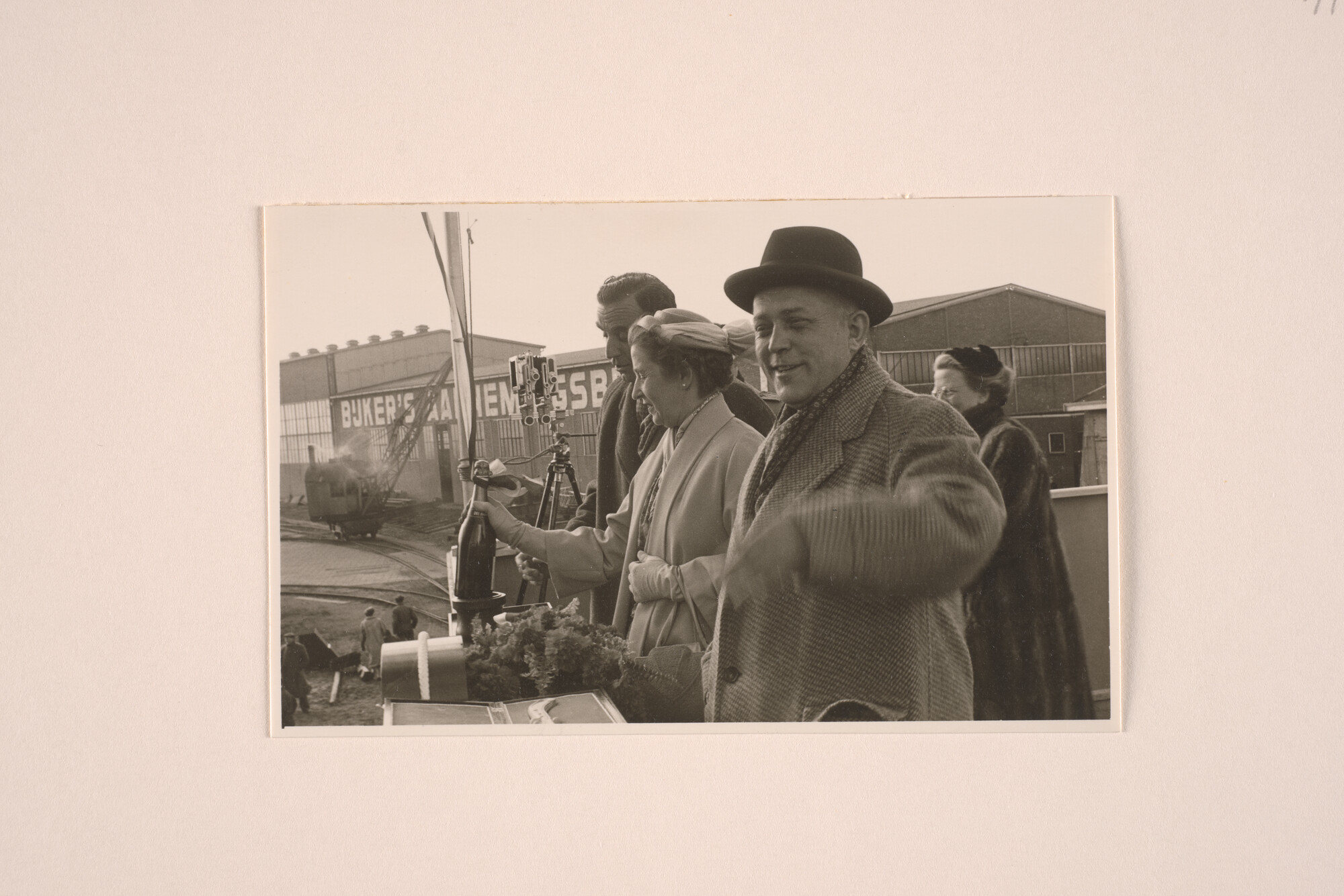 1994.1820; Fotos van de doop en het van stapel lopen van ms. Van Cloon; fotoreportage