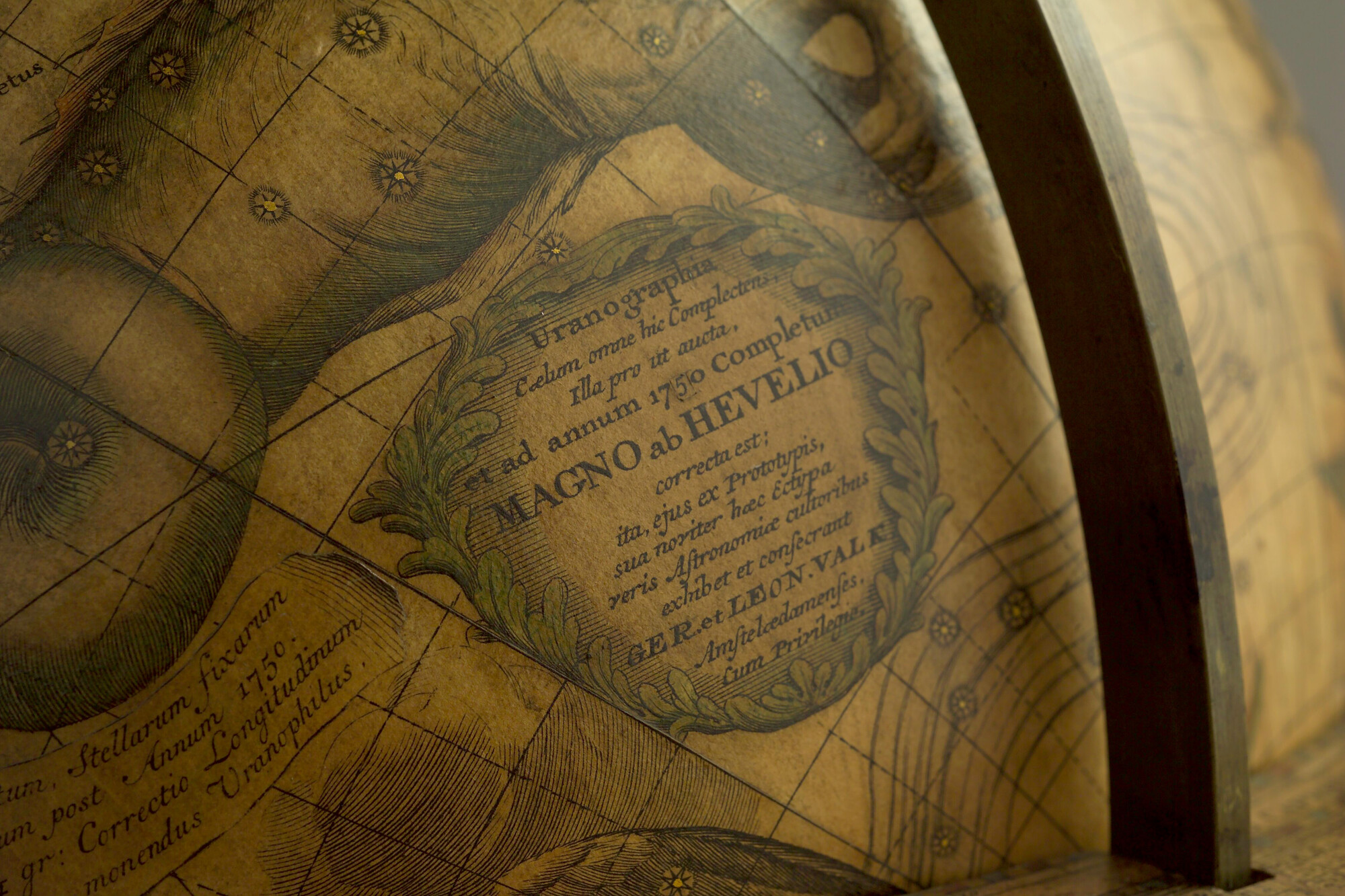 S.1985(02); Hemelglobe van 31 cm. in doorsnede door Gerard en Leonard Valk, 1700, in de uitgave van 1750; globe