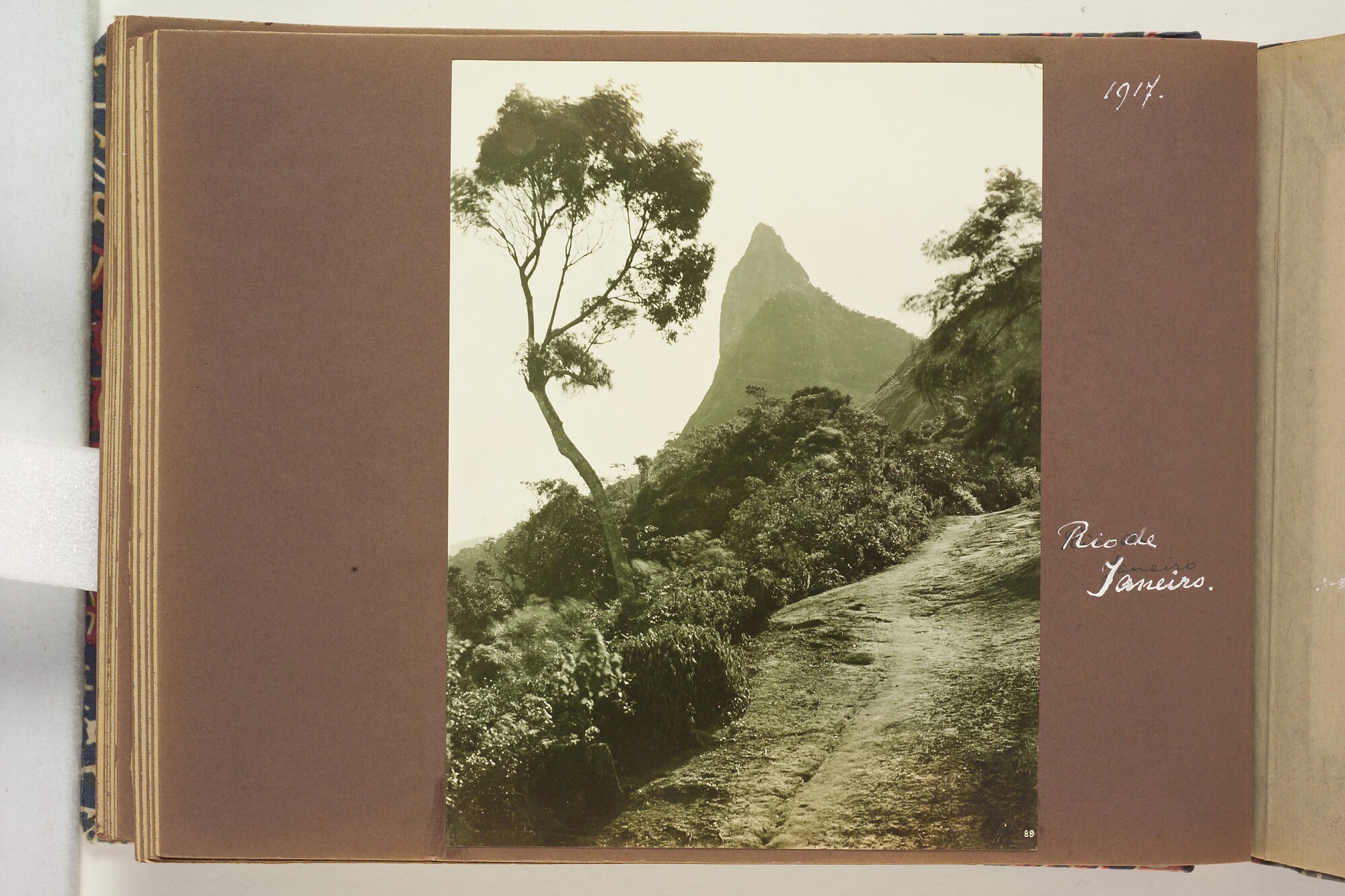 S.5679(01); Album van C.R. van Blijenburgh met foto's gemaakt tijdens reizen tussen 1901; fotoalbum
