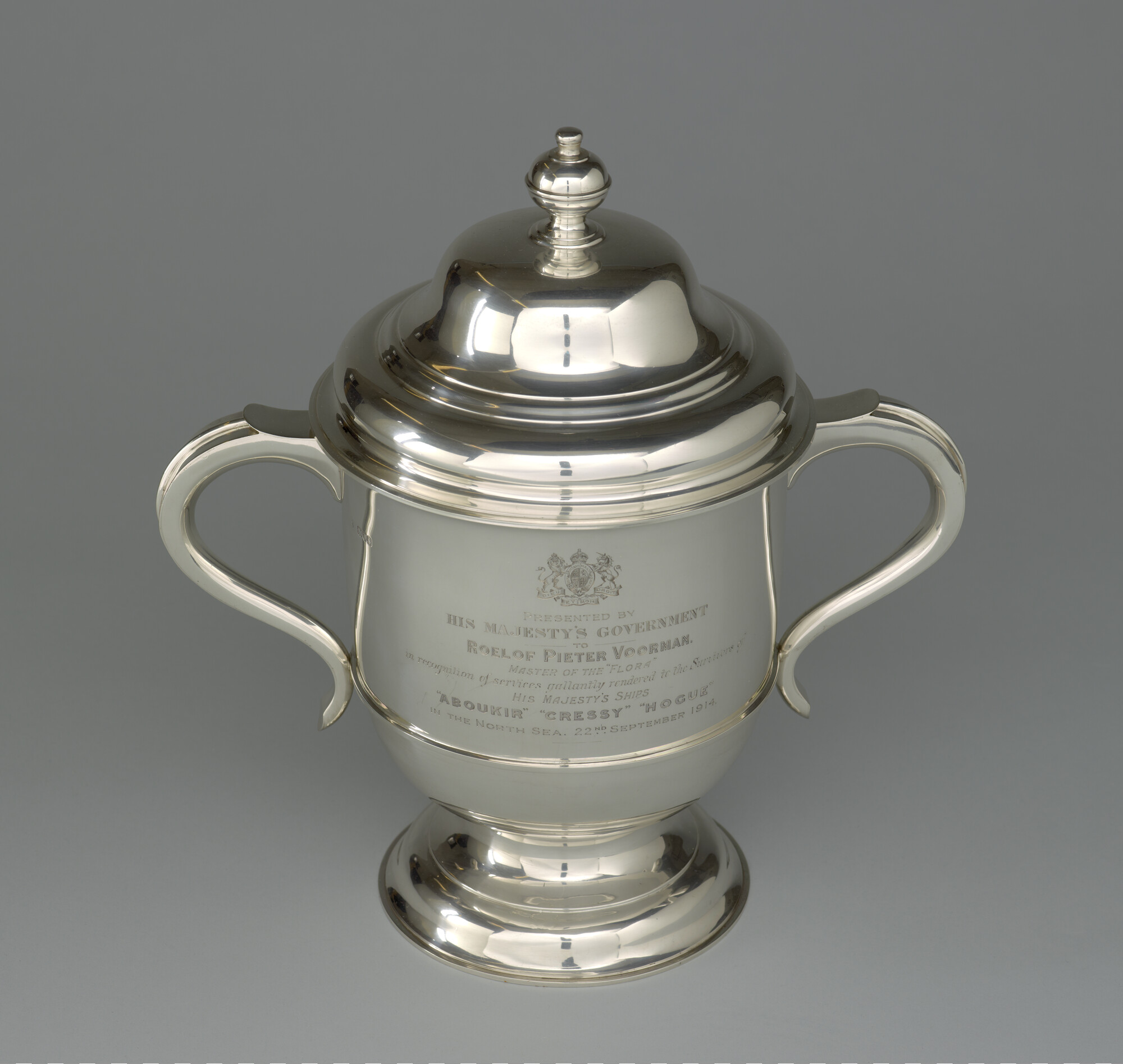 S.5626(01); Zilveren bokaal met deksel, aangeboden aan gezagvoerder Roelof Pieter Voorham; trofee (prijs)
