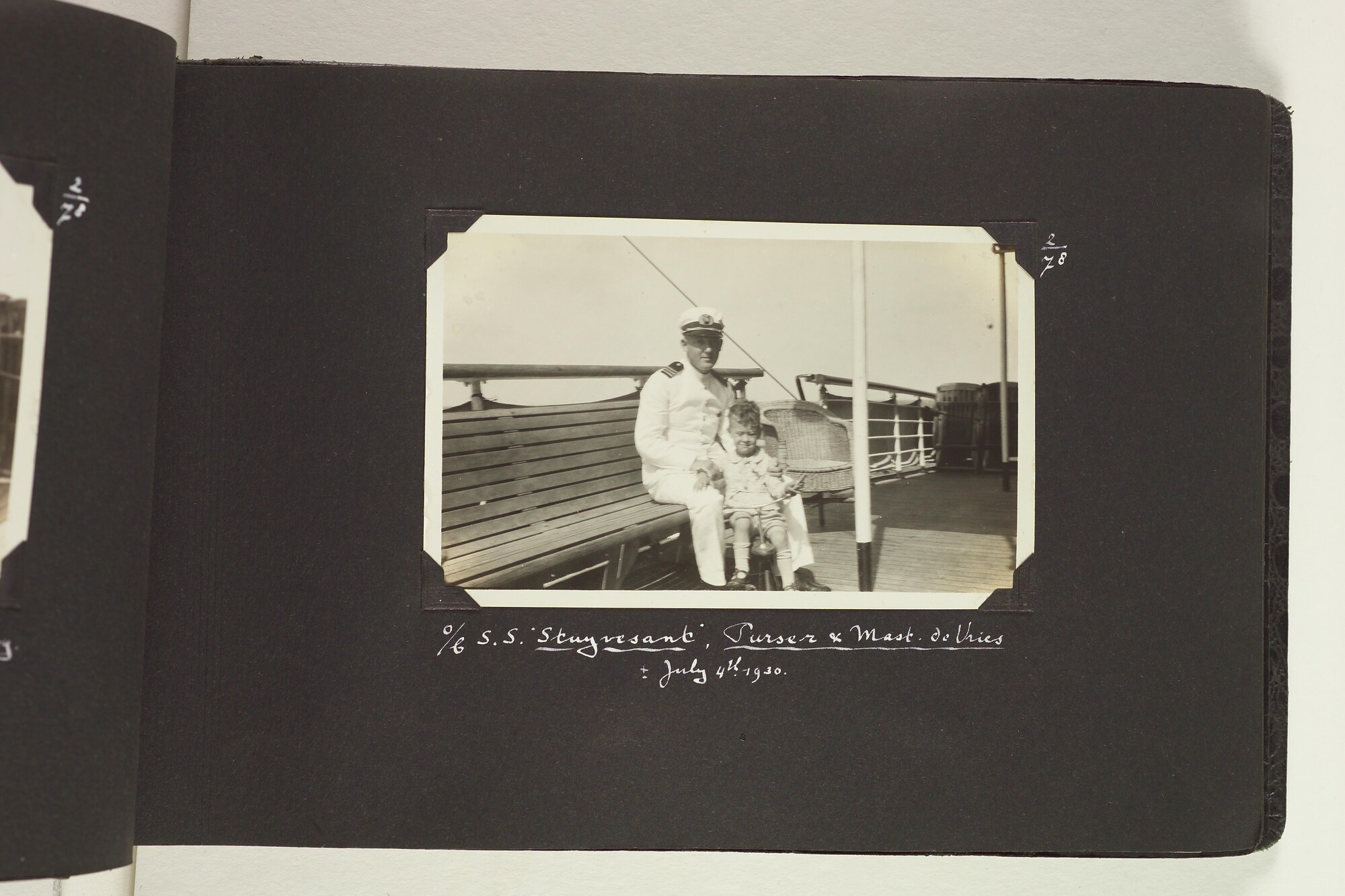 S.6156(06)l; Fotoalbum l) uit een serie van veertien uit de Collectie Job over zijn reizen met ss. 'Stuyvesant' en 'Venezuela' van de KNSM [...]; fotoalbum