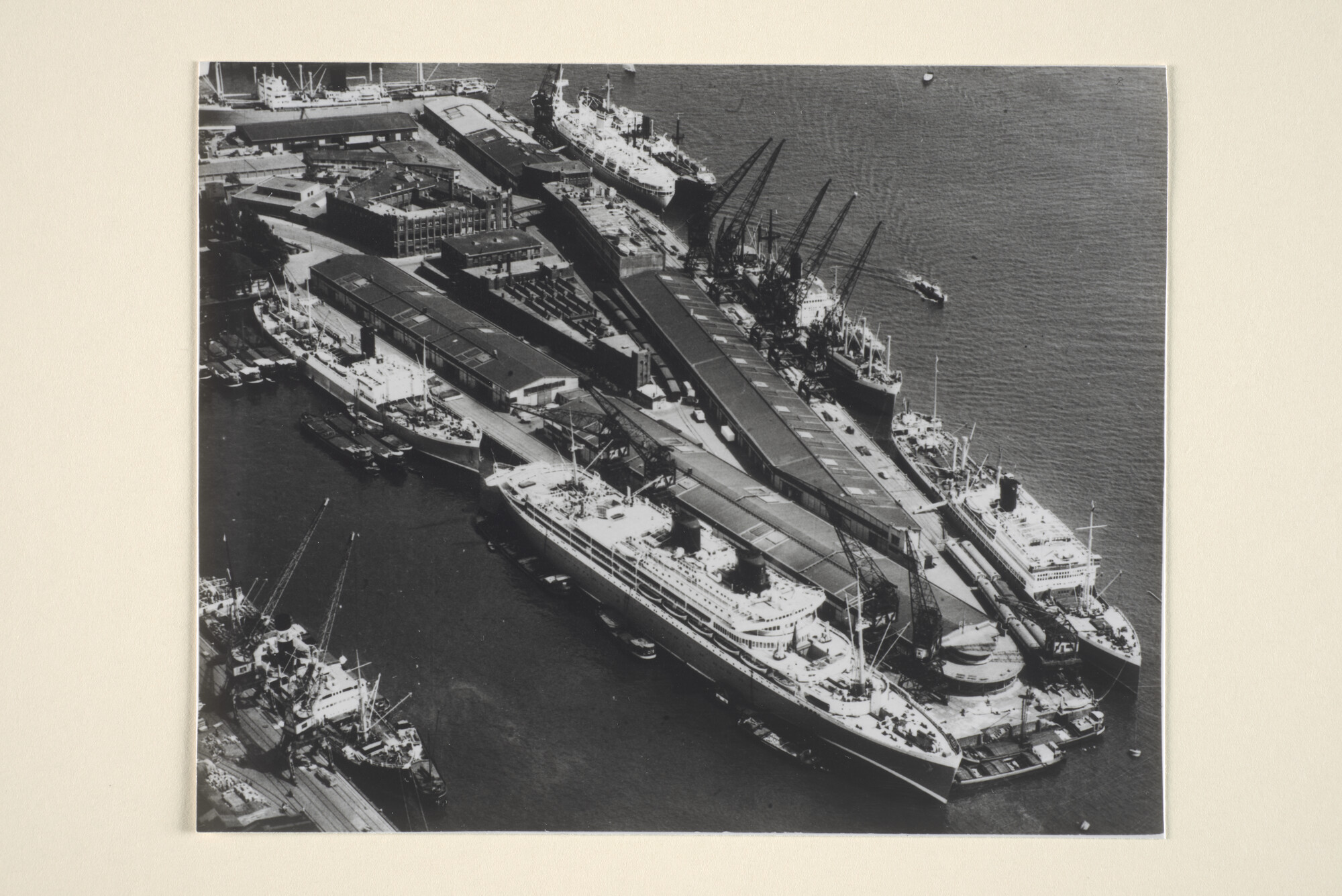 1995.5121; Het etablissement van de Koninklijke Rotterdamsche Lloyd te Rotterdam; foto