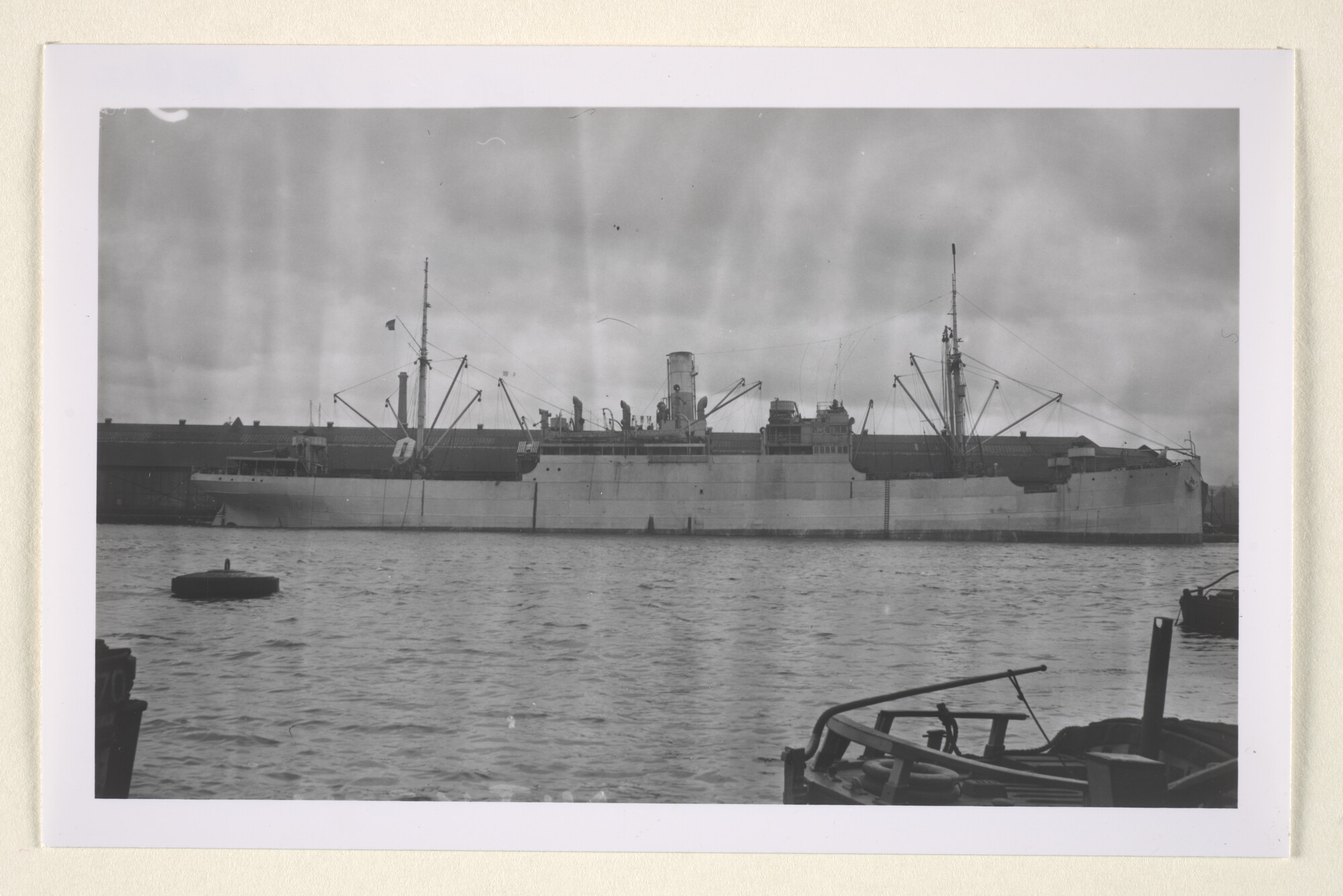 1996.4622; Het vrachtschip ss. Nijkerk van de VNS ligt tijdens de Tweede Wereldoorlog [...]; foto