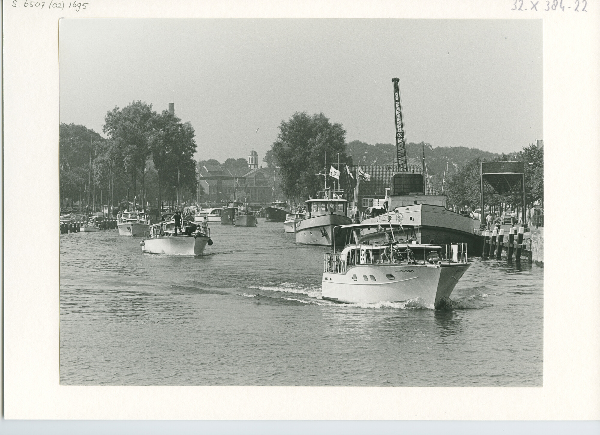 S.6507(02)1695.02; Zwart-wit foto van de deelnemers aan de Pavillon dOr 1969 verlaten Medemblik; foto