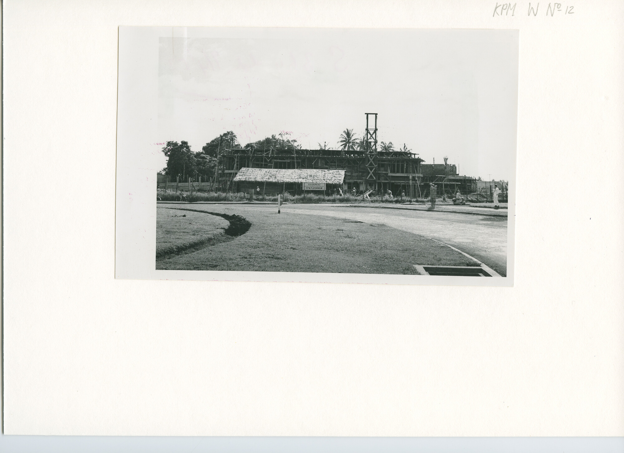 B.0227(0727)01; Foto van de bouw van het flatgebouw van de KPM; foto