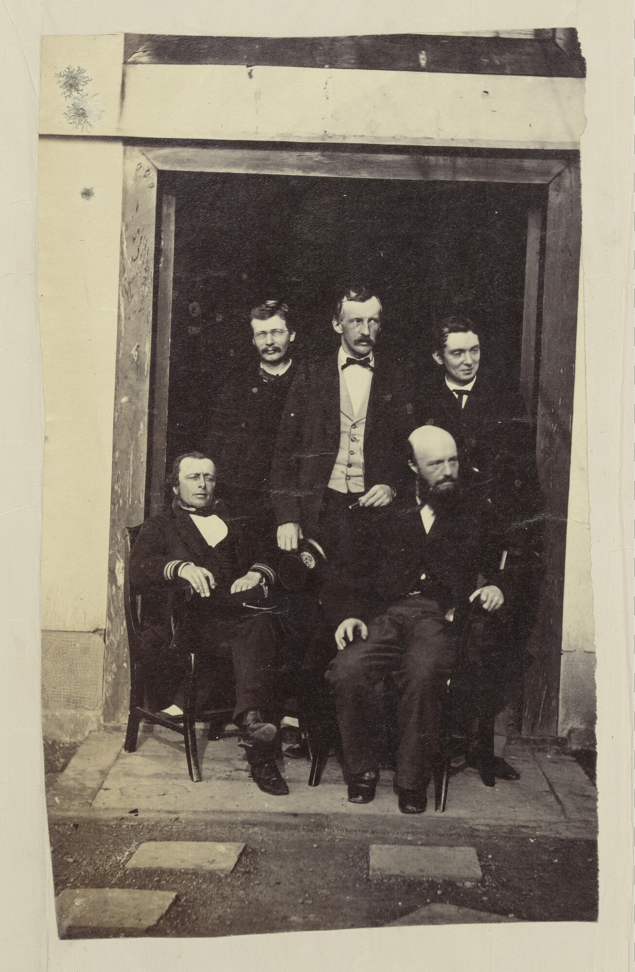 S.3628(02)075; Groepsportret van J.P.G. Muller, A.J. Bauduin, dr. A.F. Bauduin, P.E. Pistorius en Th. Kroes, Nederlands consul in Shanghai; foto