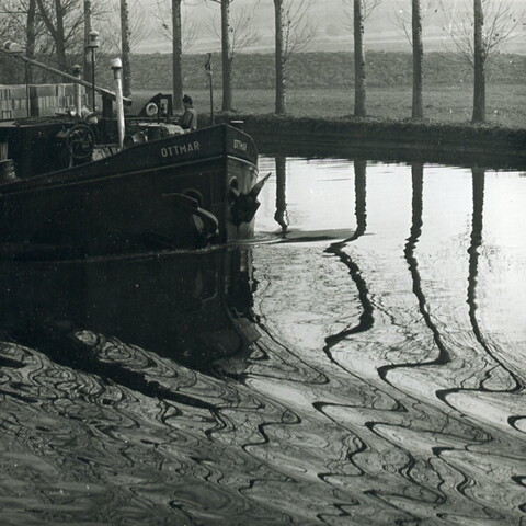 2001.1316; Neckar. Sfeerfoto van de rivier Neckar in Duitsland met waterspiegeling en [...]; foto