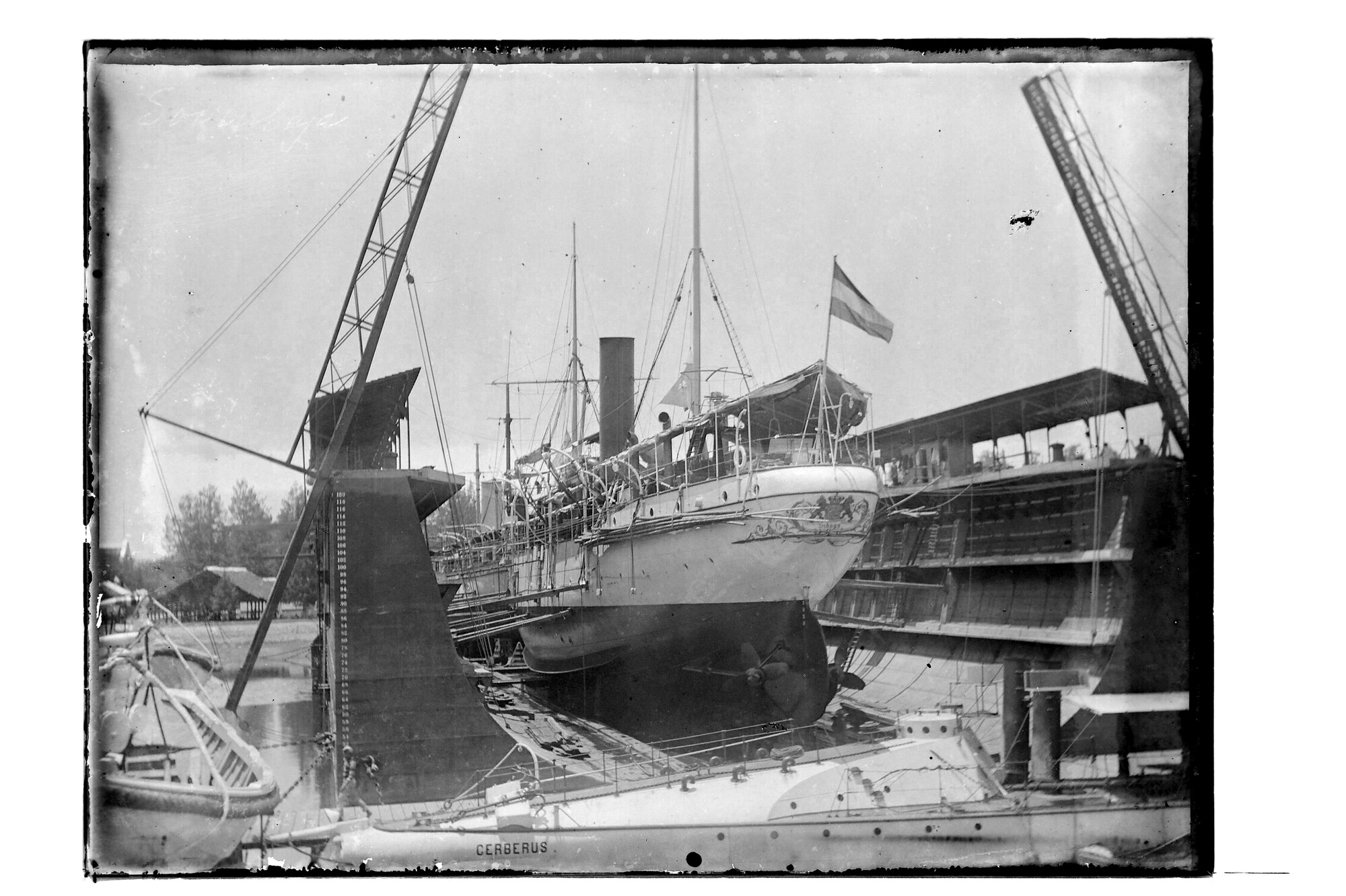 S.3319(082)a; Hr.Ms. 'Siboga' in het droogdok te Soerabaja; negatief