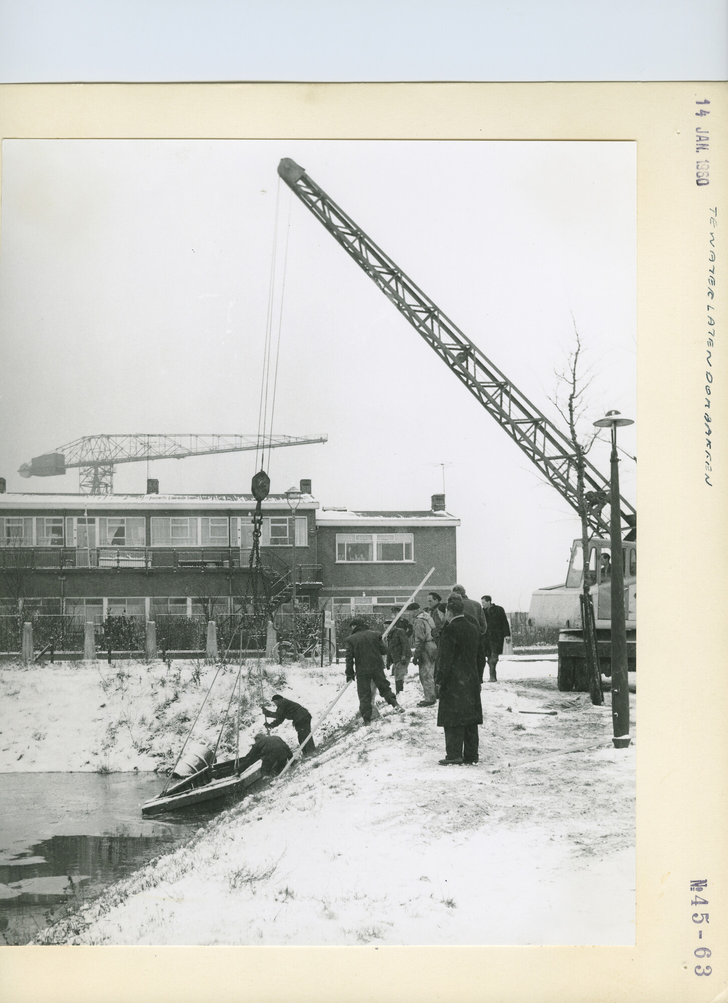S.5444(3576)10; Foto van de hulpverlening door andere de NDSM; foto