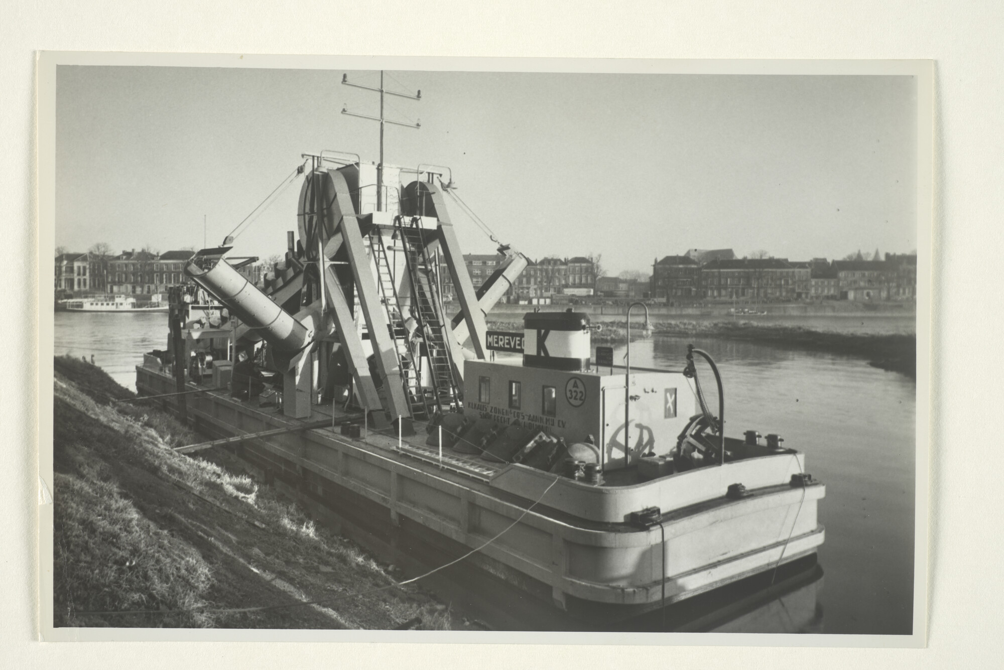 S.5219(12)0059; In- en exterieurfoto's van de emmerbaggermolen 'Moreveo' voor K.L. Kalis & Zn; fotoreportage