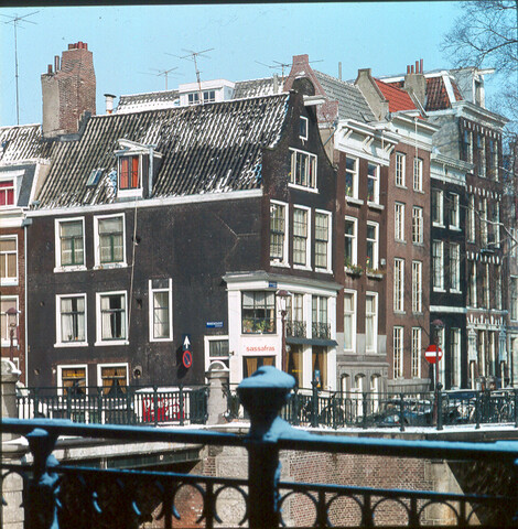 S.9100(7803); Stadsgezicht in Amsterdam, dia van de huizen hoek Prinsengracht, Leidsegracht; diapositief