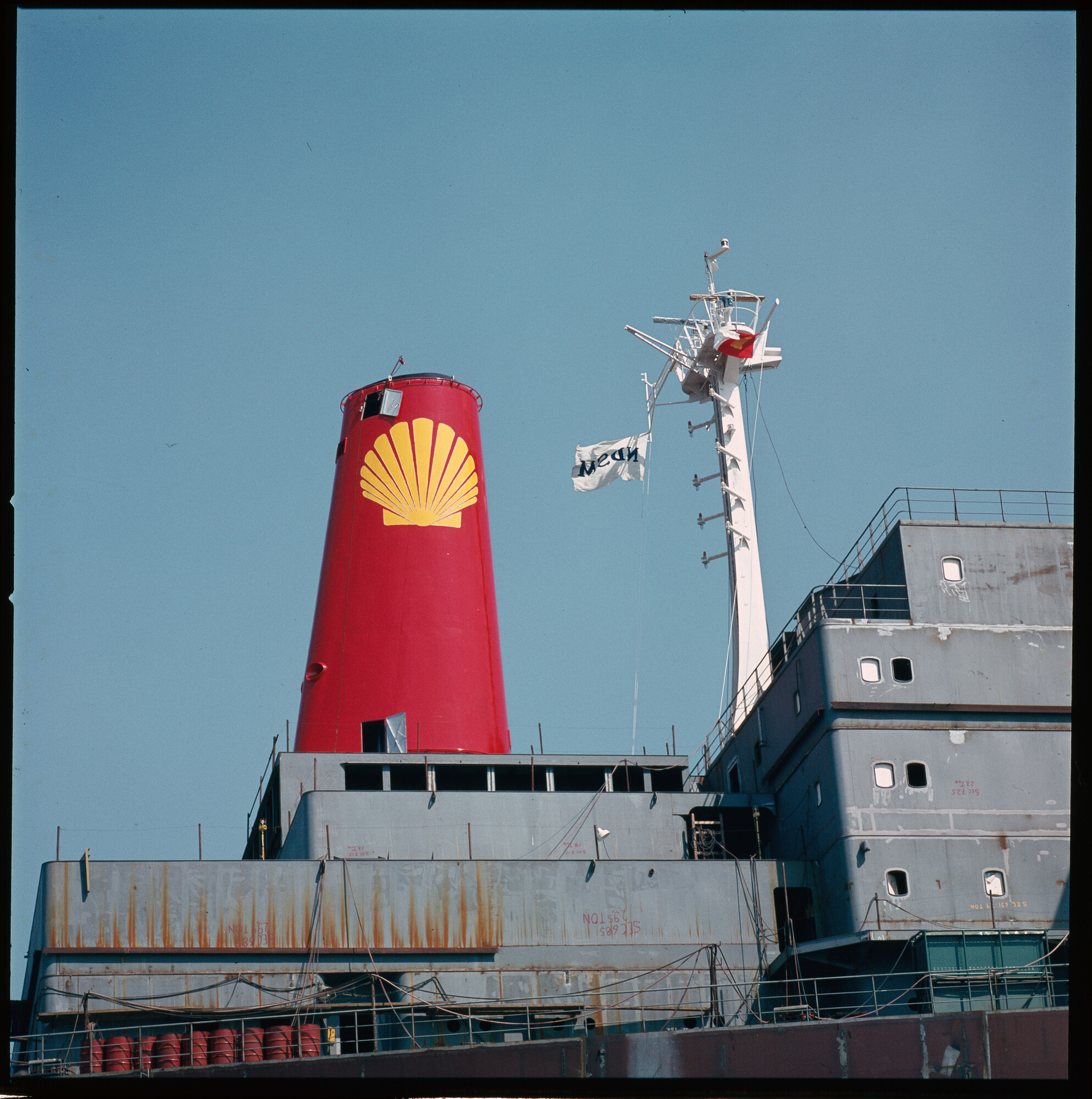 S.9100(3358); Dia van de tewaterlating van het achterschip (1e helft) van de Shell-tanker Melania; diapositief