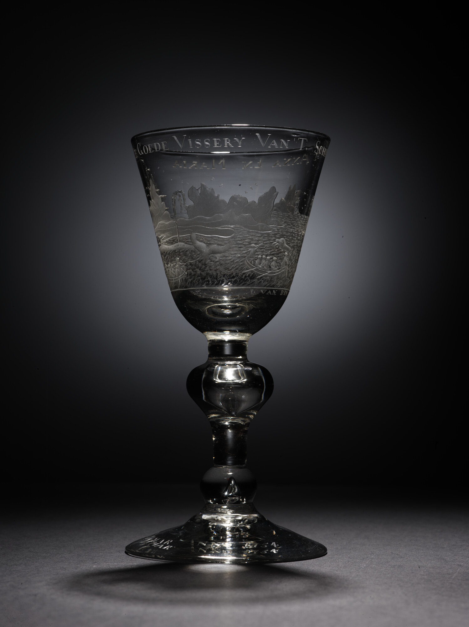 2020.0003; Bokaal met radgravure van een voorstelling van de walvisvaart en opschrift 'De goede visserij van 't schip de Anna en Maria'; drinkglas