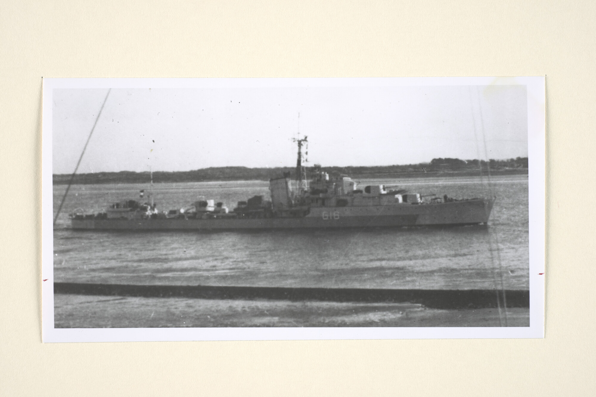 1995.1302; De torpedobootjager Hr.Ms. Tjerk Hiddes in Indische wateren; foto