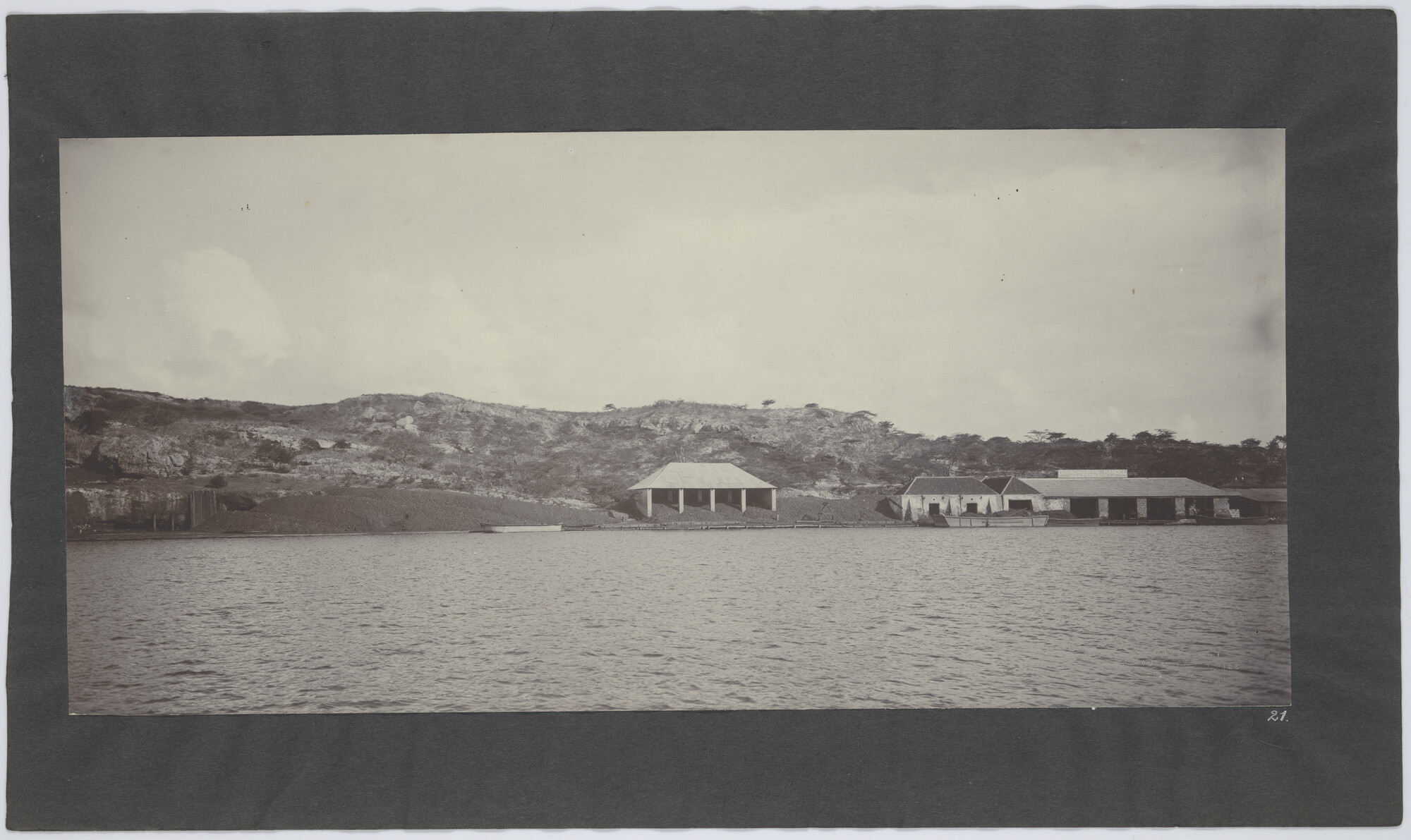 S.5486(09); Albumblad met een zwart-wit foto van de kolenopslag van de Curaçaosche Handel-Maatschappij, Curaçao, circa 1920; foto