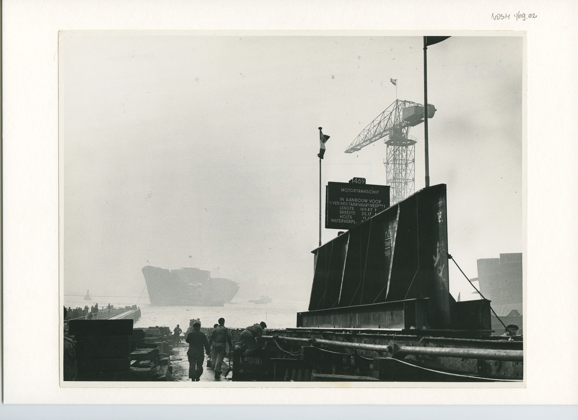 S.5444(2629); Foto van de kiellegging van de tanker ms. Keizerswaard van de NV Vereenigde Nederlandse Tankvaart Rederij bij de NDSM; foto